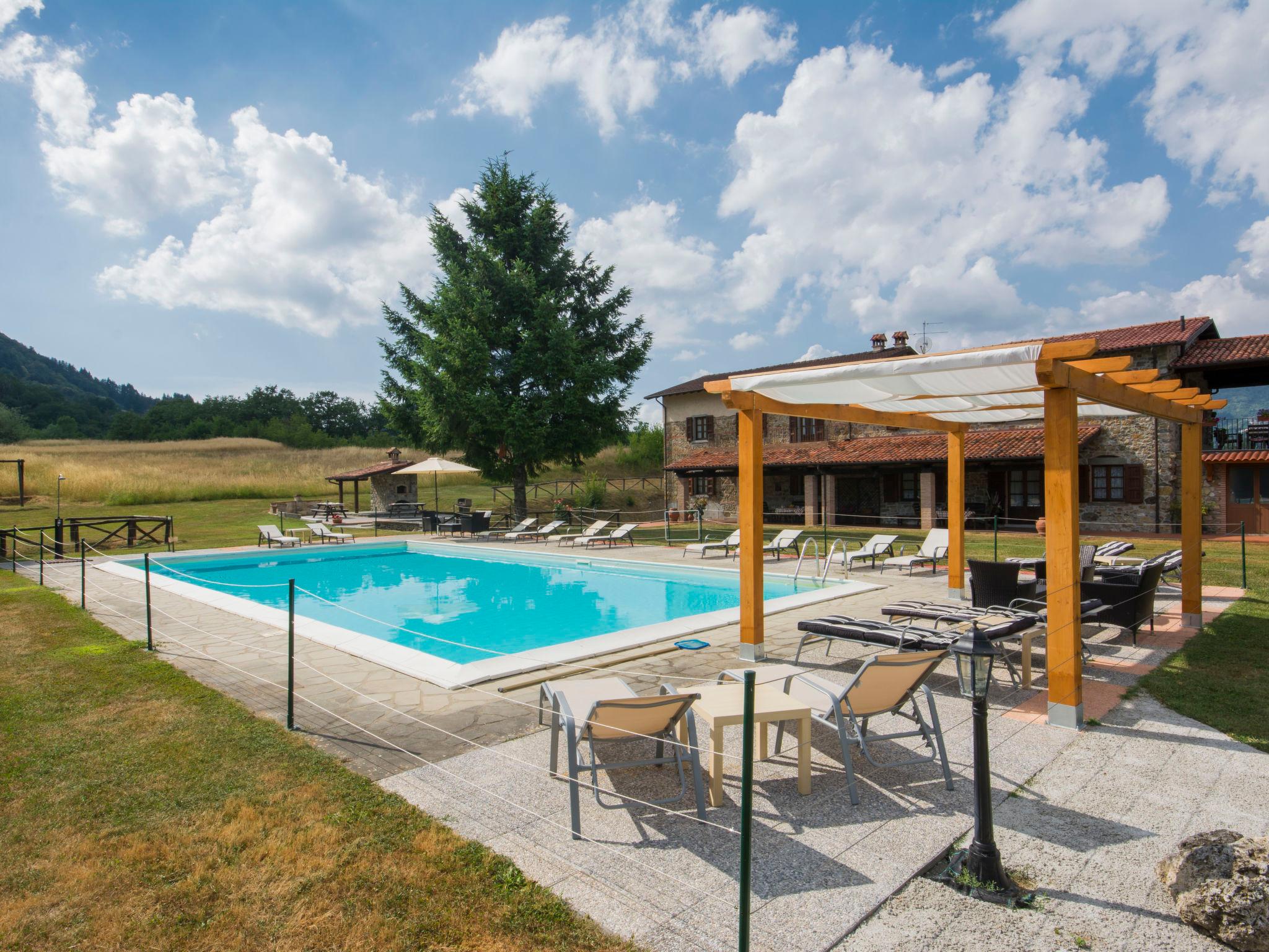 Foto 39 - Casa de 8 habitaciones en Camporgiano con piscina privada y jardín