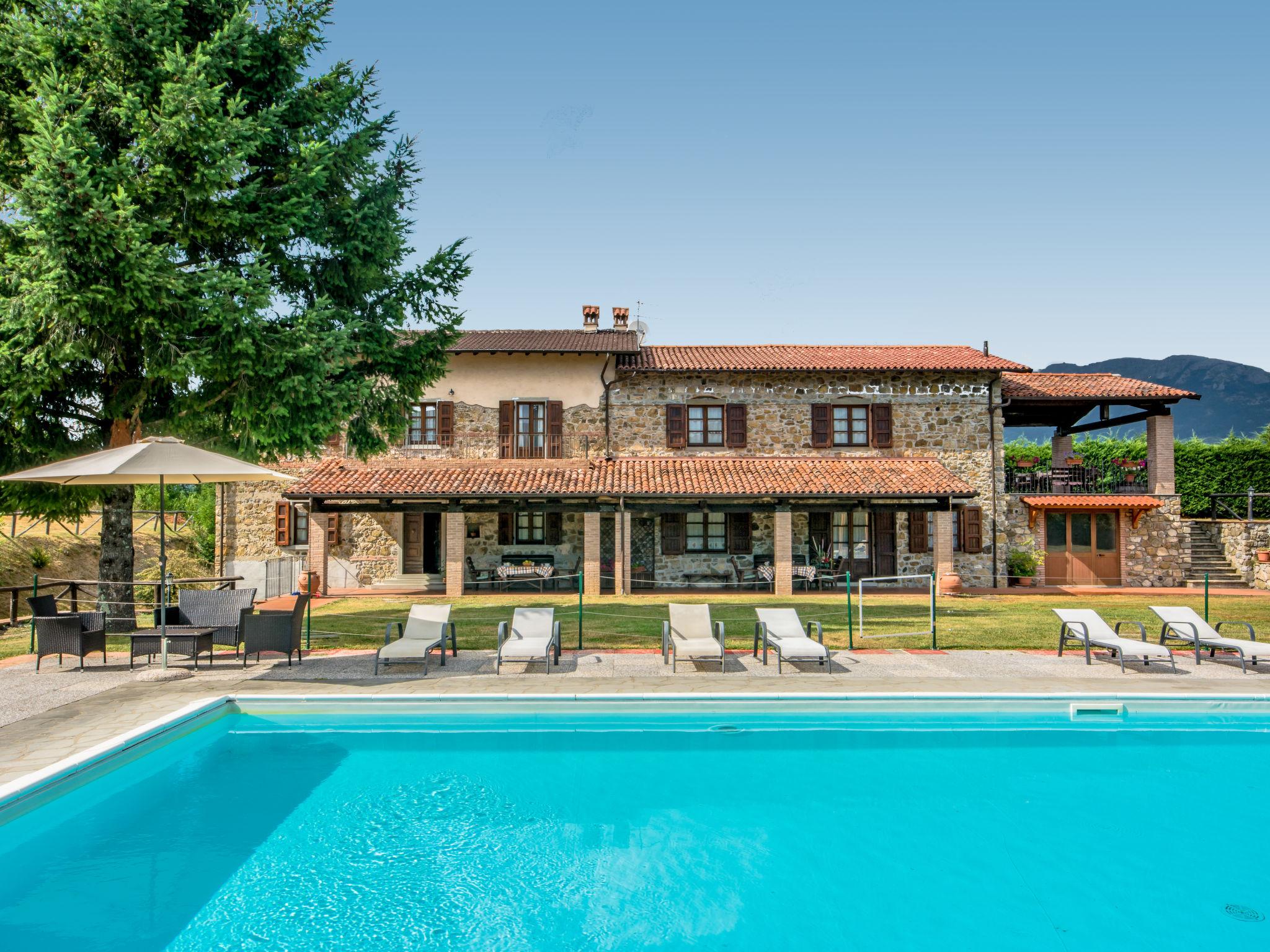 Foto 1 - Casa de 8 habitaciones en Camporgiano con piscina privada y jardín