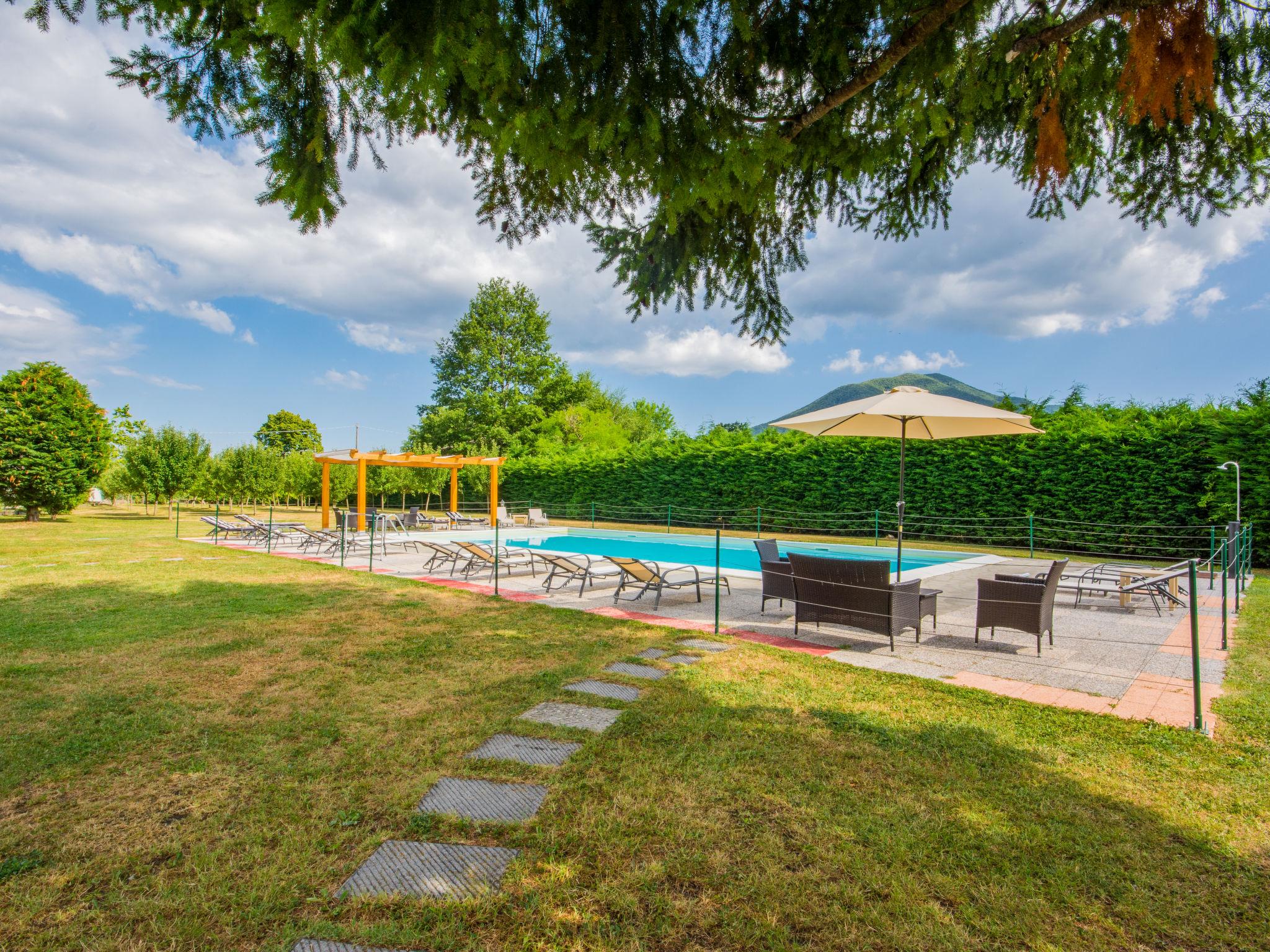 Photo 25 - Maison de 4 chambres à Camporgiano avec piscine privée et jardin