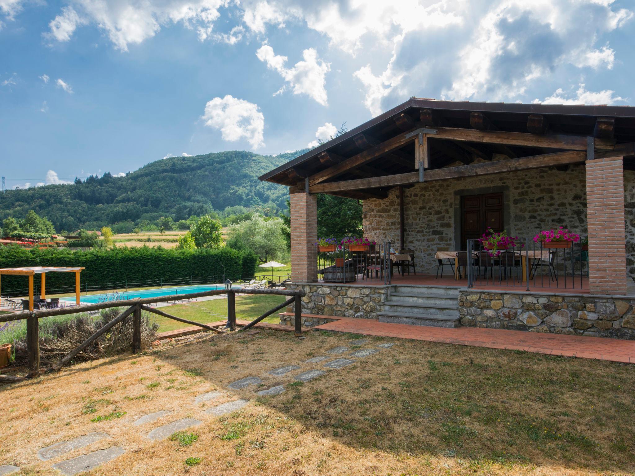 Photo 7 - Maison de 8 chambres à Camporgiano avec piscine privée et jardin