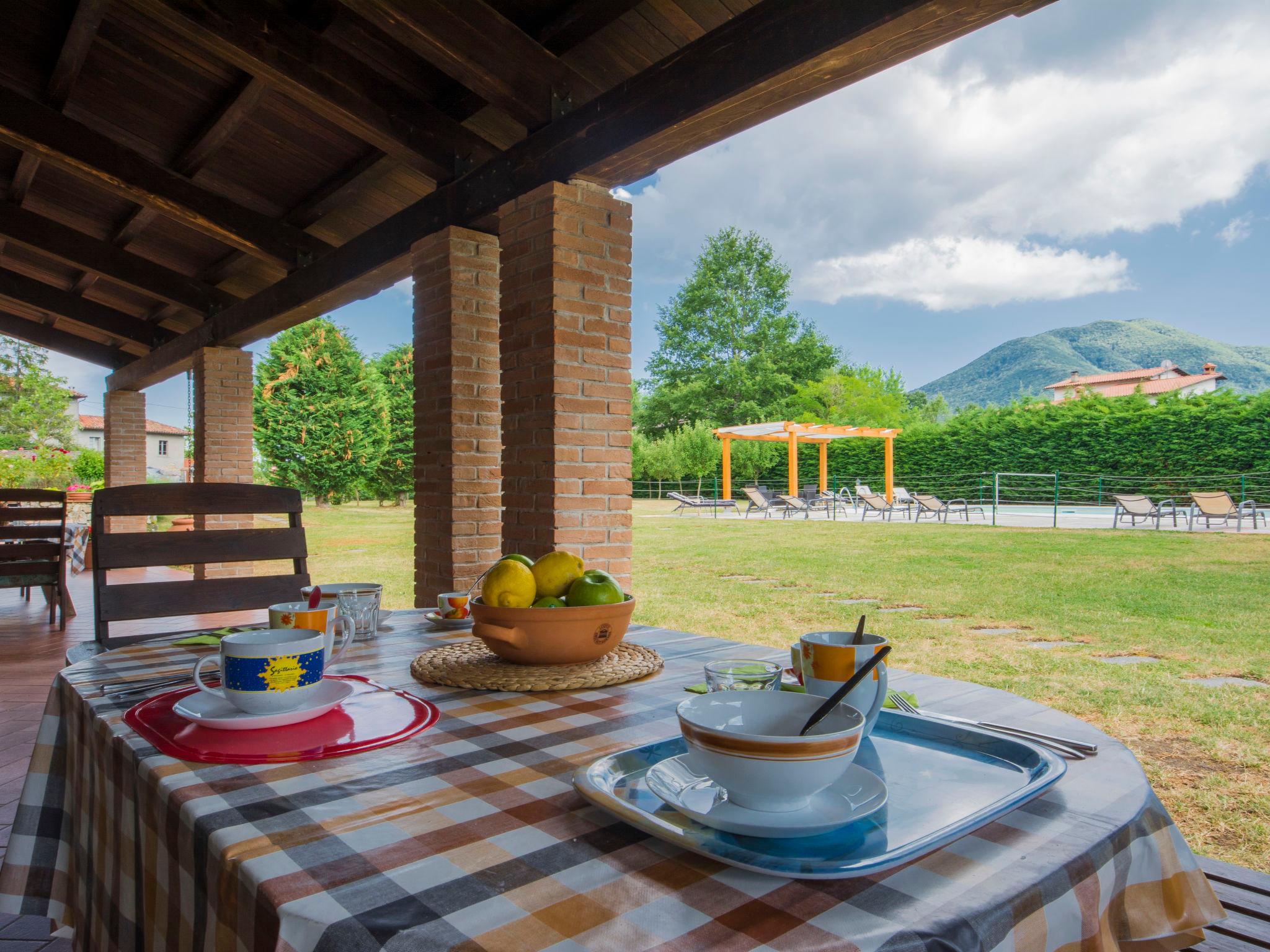 Photo 8 - Maison de 8 chambres à Camporgiano avec piscine privée et jardin