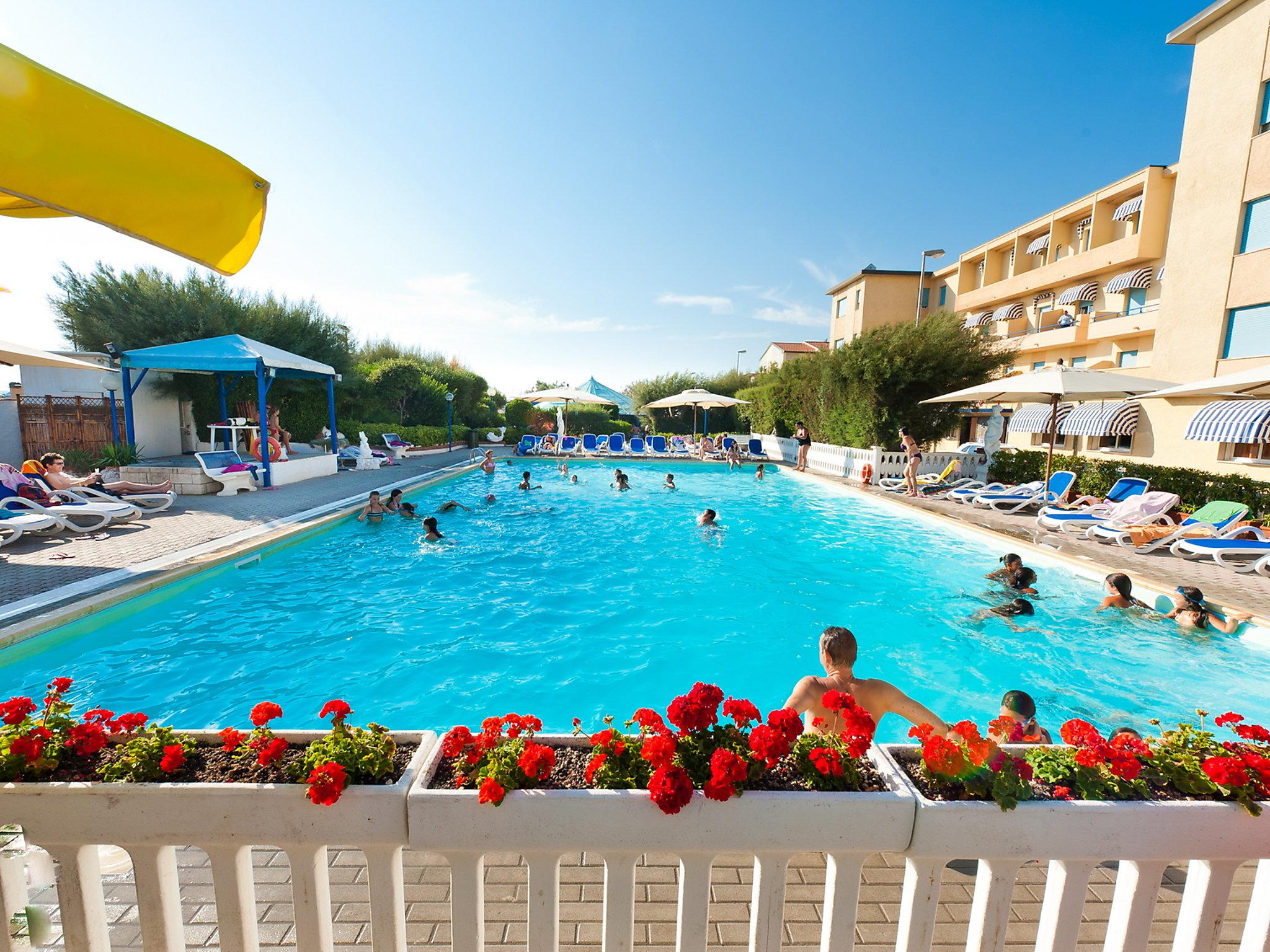 Foto 12 - Apartamento em Cecina com piscina e vistas do mar