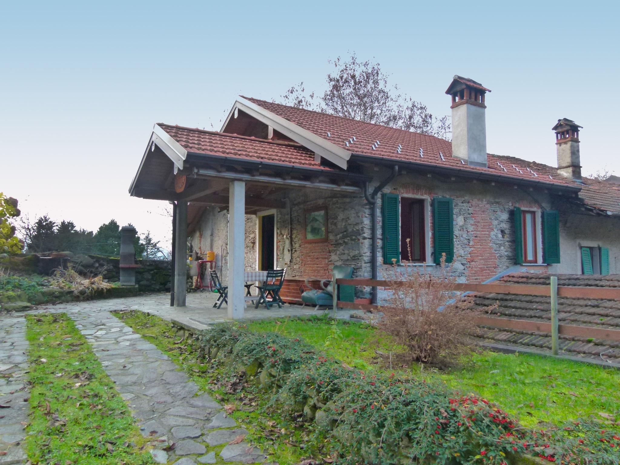 Foto 16 - Casa con 1 camera da letto a Castelveccana con giardino e vista sulle montagne