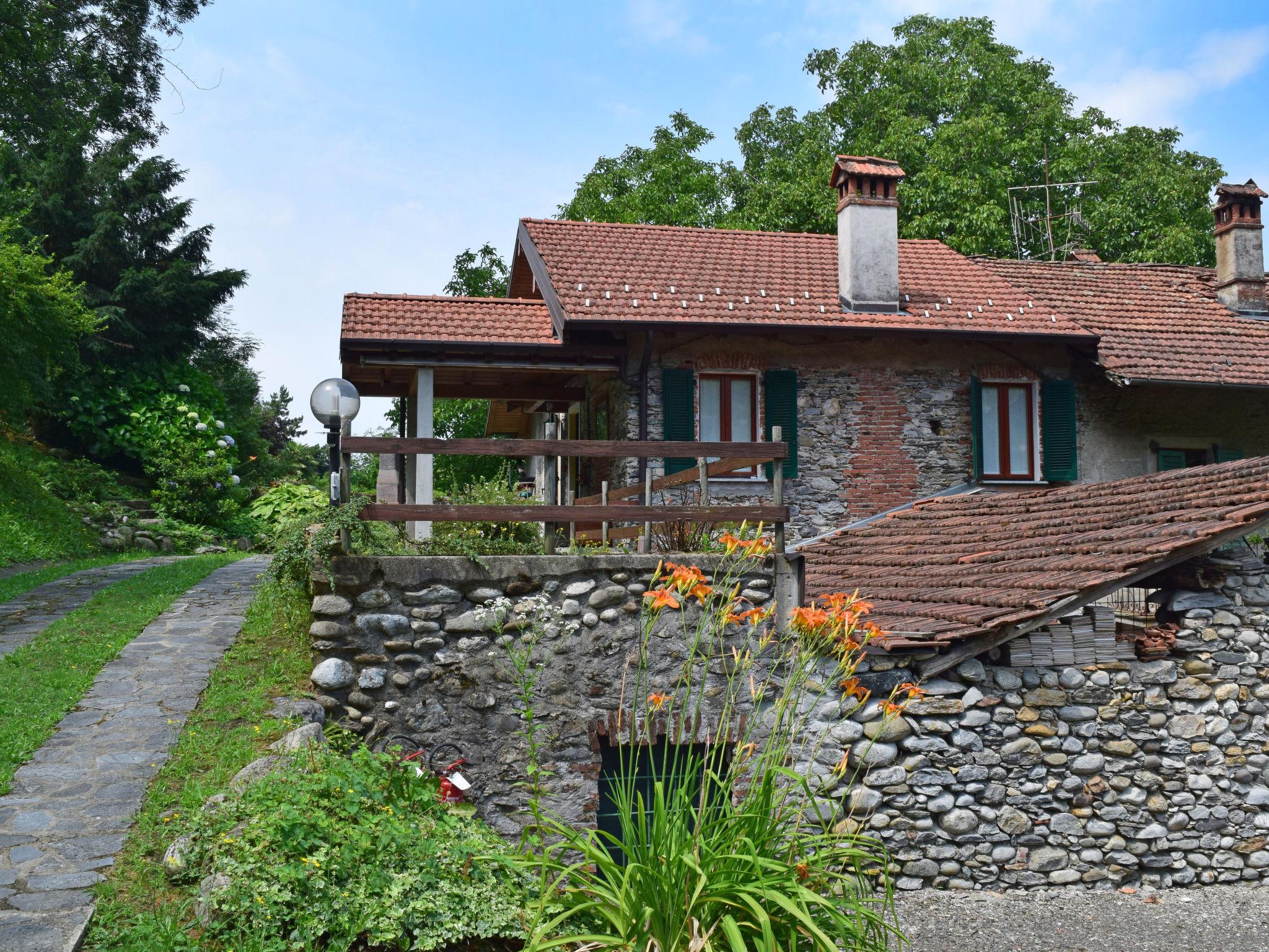 Foto 1 - Casa de 1 quarto em Castelveccana com jardim e vista para a montanha