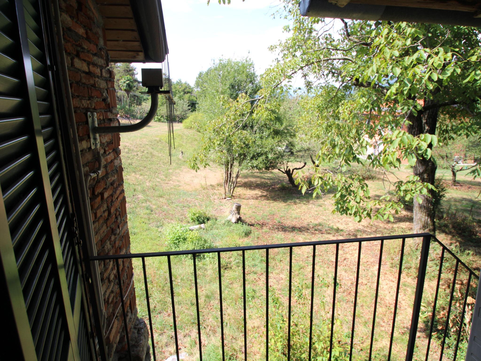 Foto 14 - Casa de 1 habitación en Castelveccana con jardín y vistas a la montaña