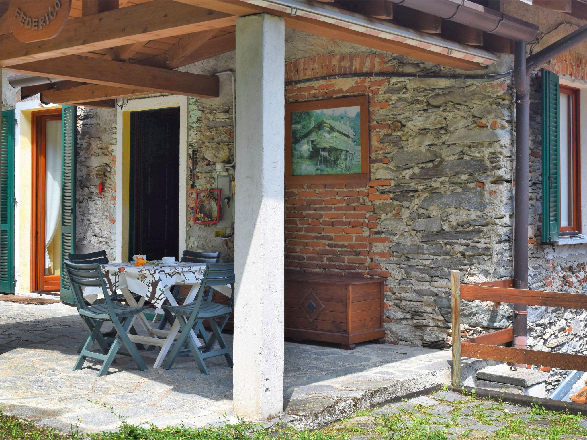 Photo 17 - Maison de 1 chambre à Castelveccana avec jardin et vues sur la montagne