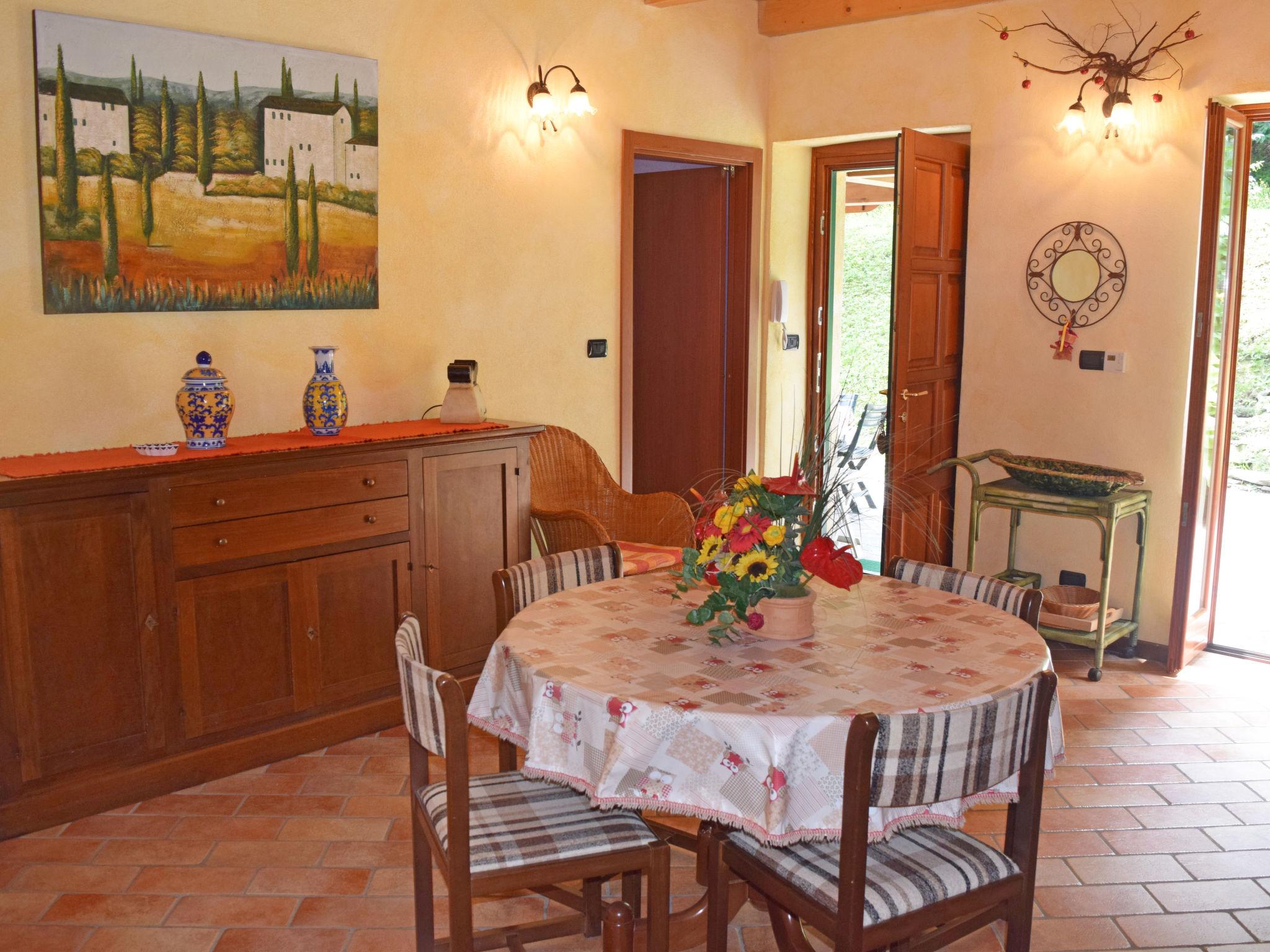 Foto 5 - Casa de 1 habitación en Castelveccana con jardín y vistas a la montaña