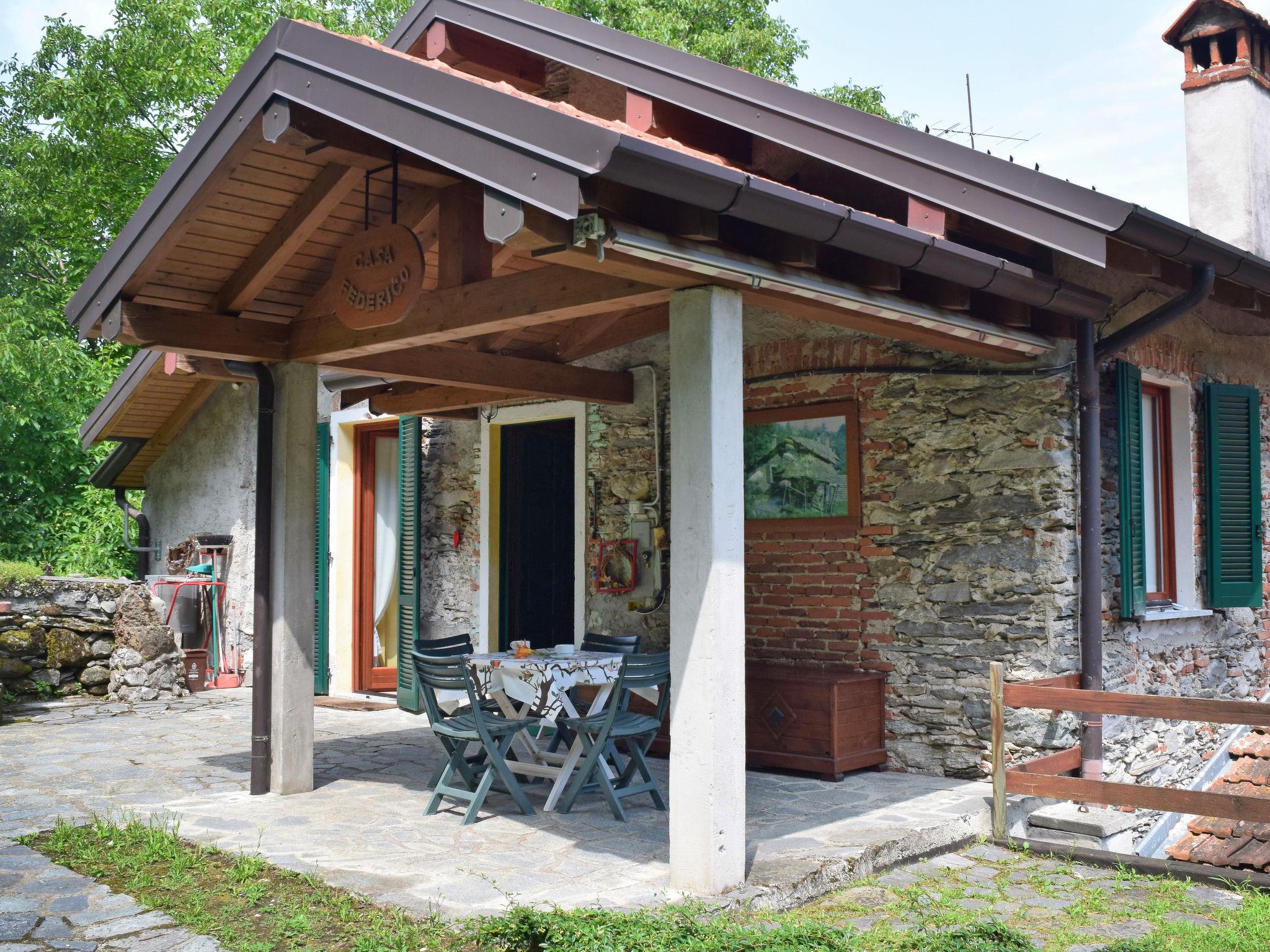 Foto 2 - Casa de 1 quarto em Castelveccana com jardim e vista para a montanha