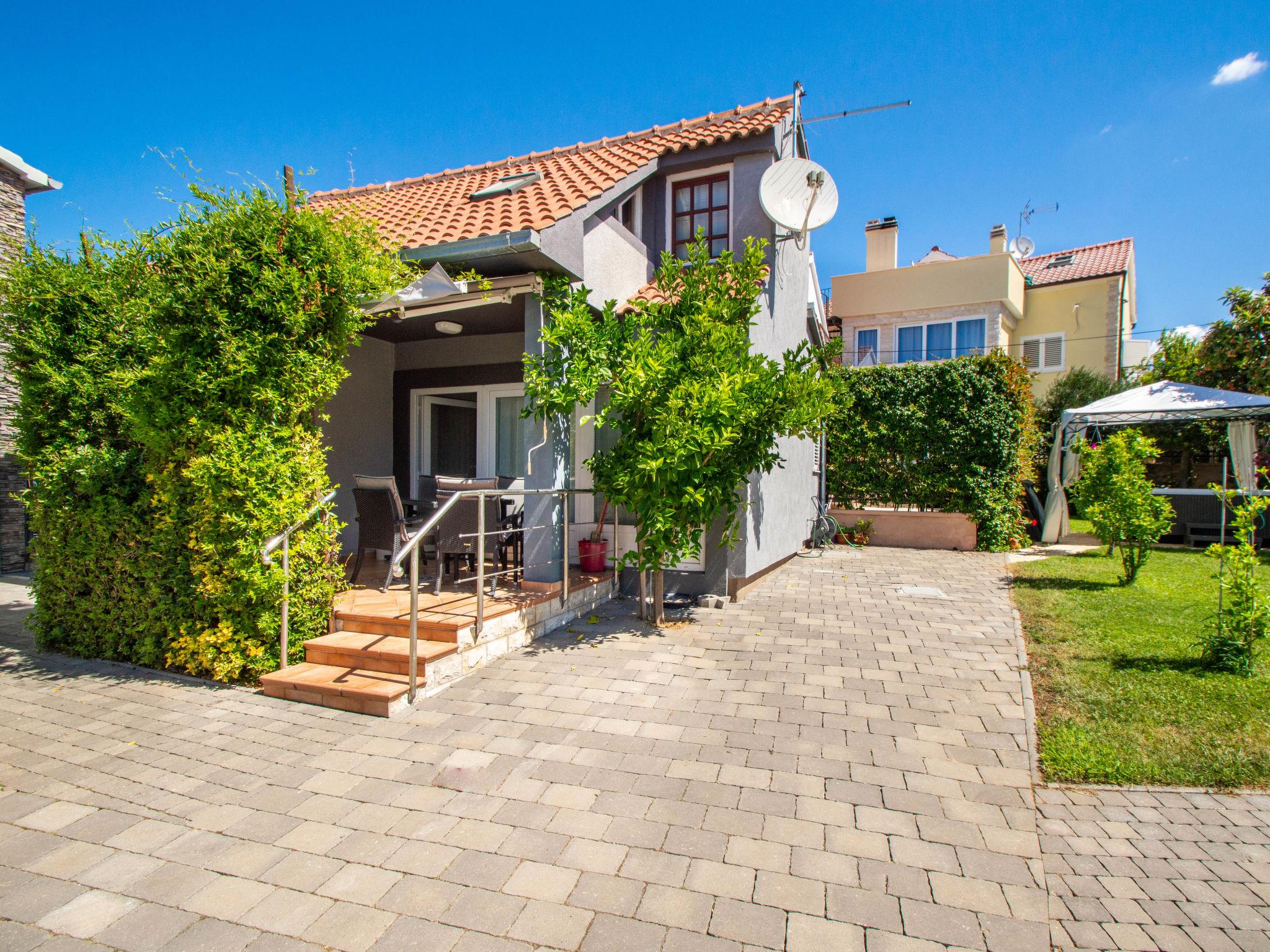 Foto 5 - Casa de 3 quartos em Tribunj com piscina e jardim