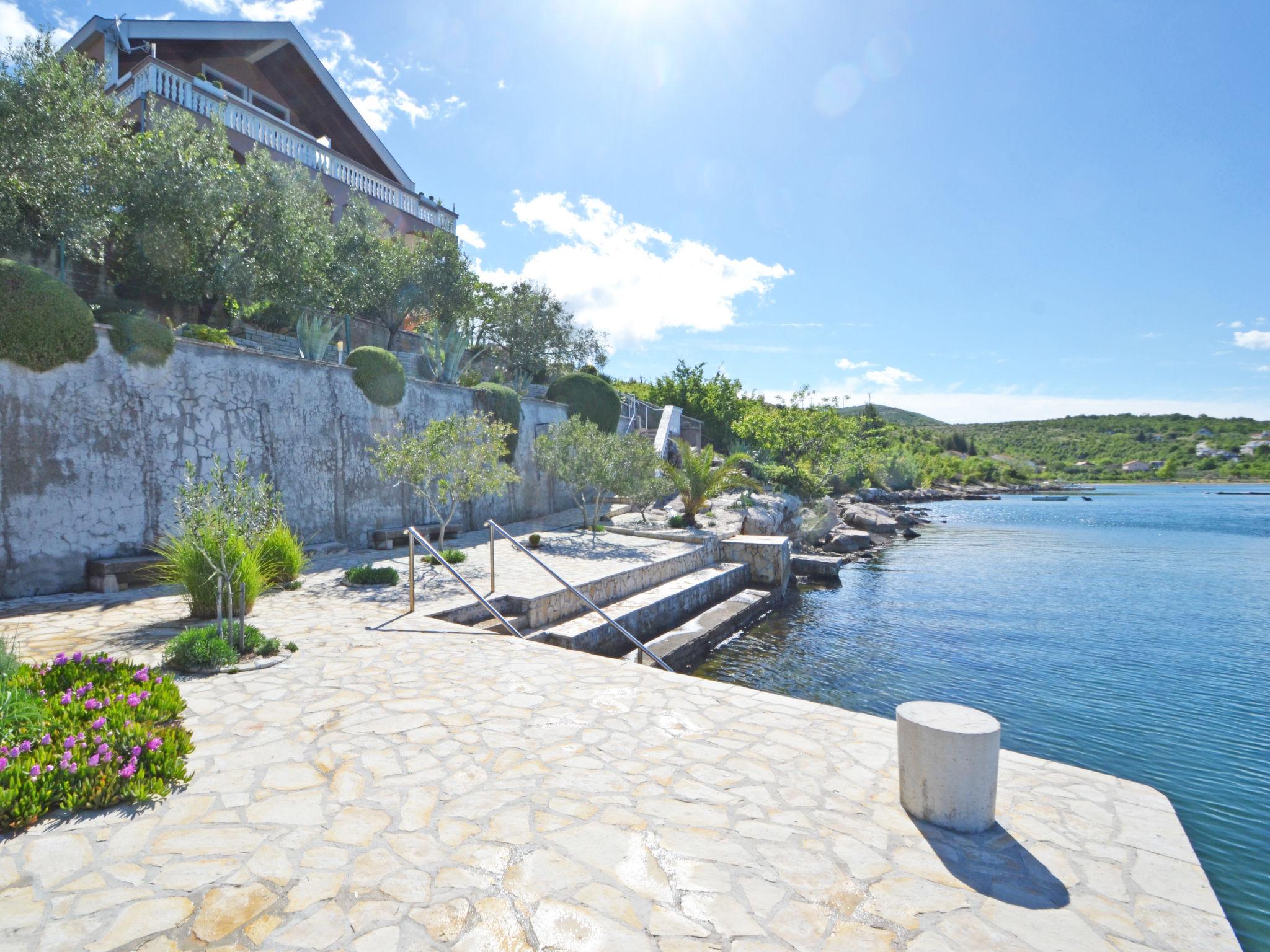 Foto 12 - Apartamento de 1 habitación en Obrovac con jardín y vistas al mar