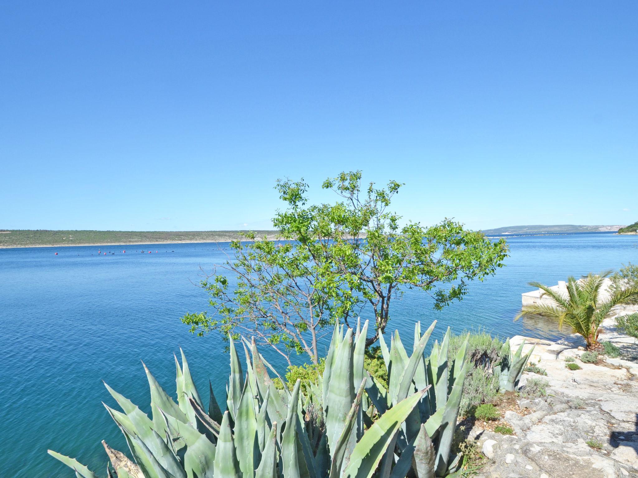 Foto 9 - Apartamento de 1 habitación en Obrovac con jardín y vistas al mar