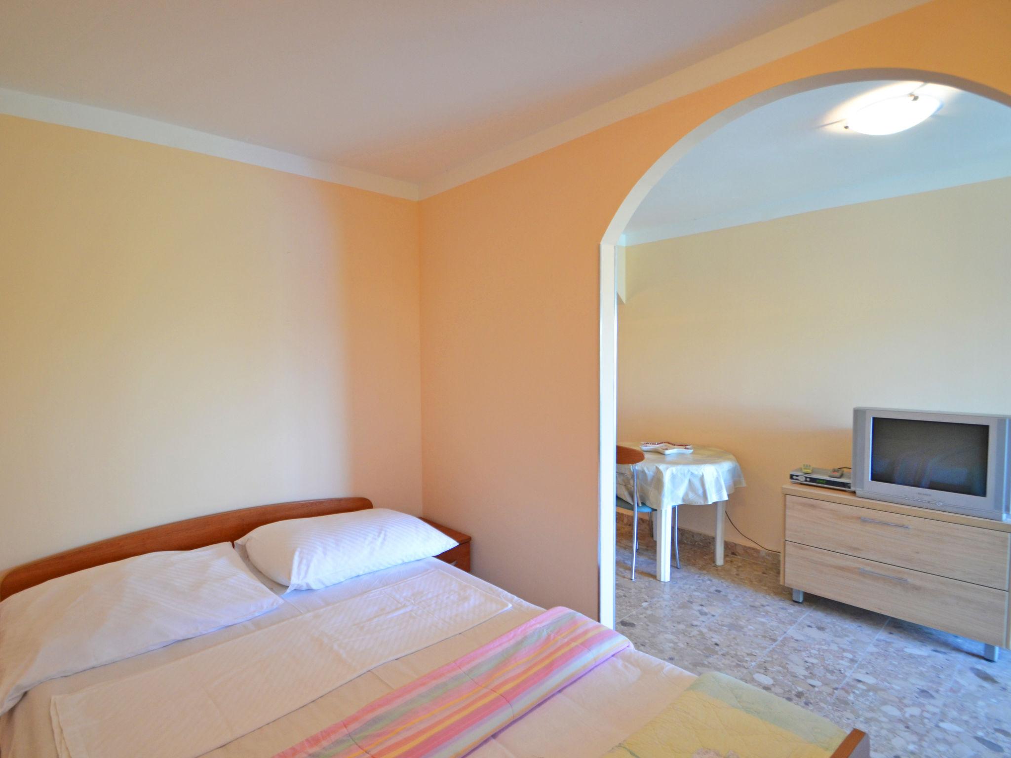 Foto 4 - Apartamento de 1 habitación en Obrovac con jardín y vistas al mar