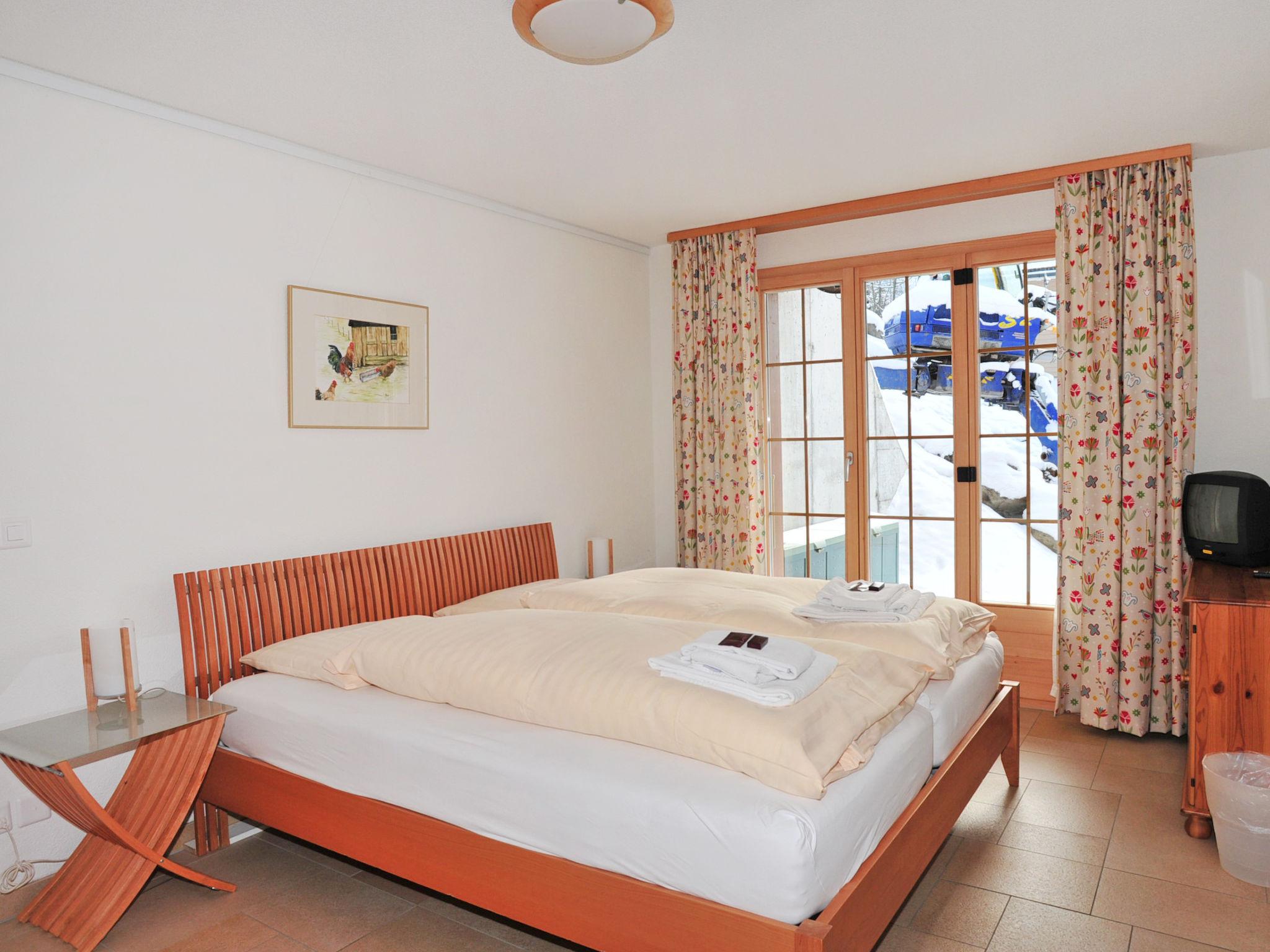 Foto 7 - Appartamento con 3 camere da letto a Lauterbrunnen con vista sulle montagne