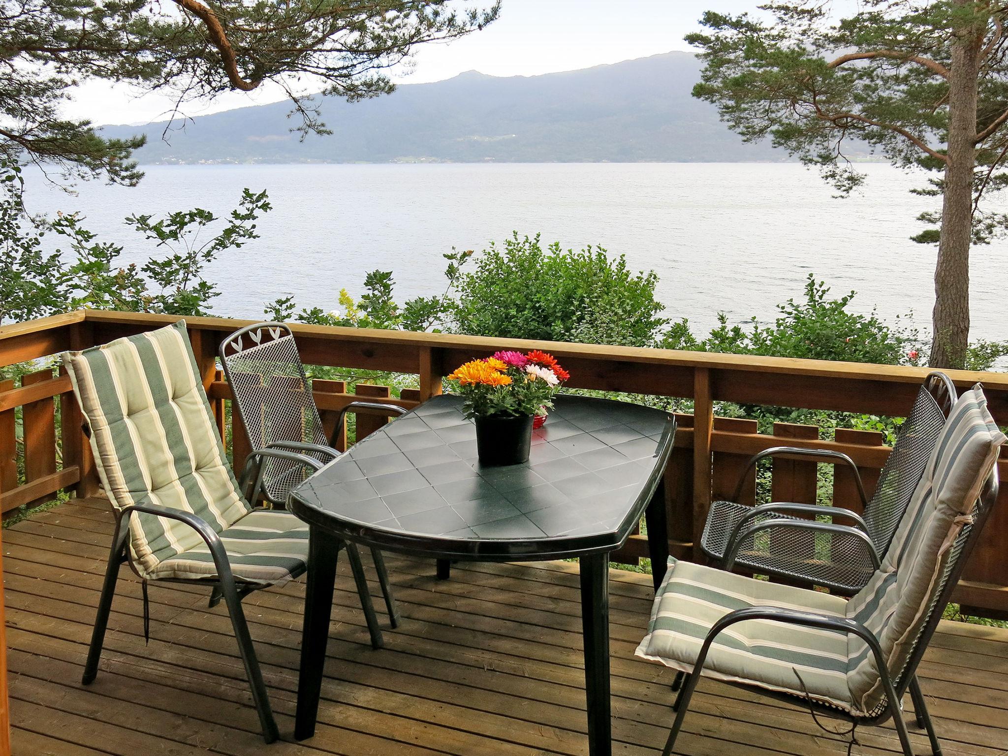 Photo 2 - Maison de 2 chambres à Balestrand avec jardin et terrasse