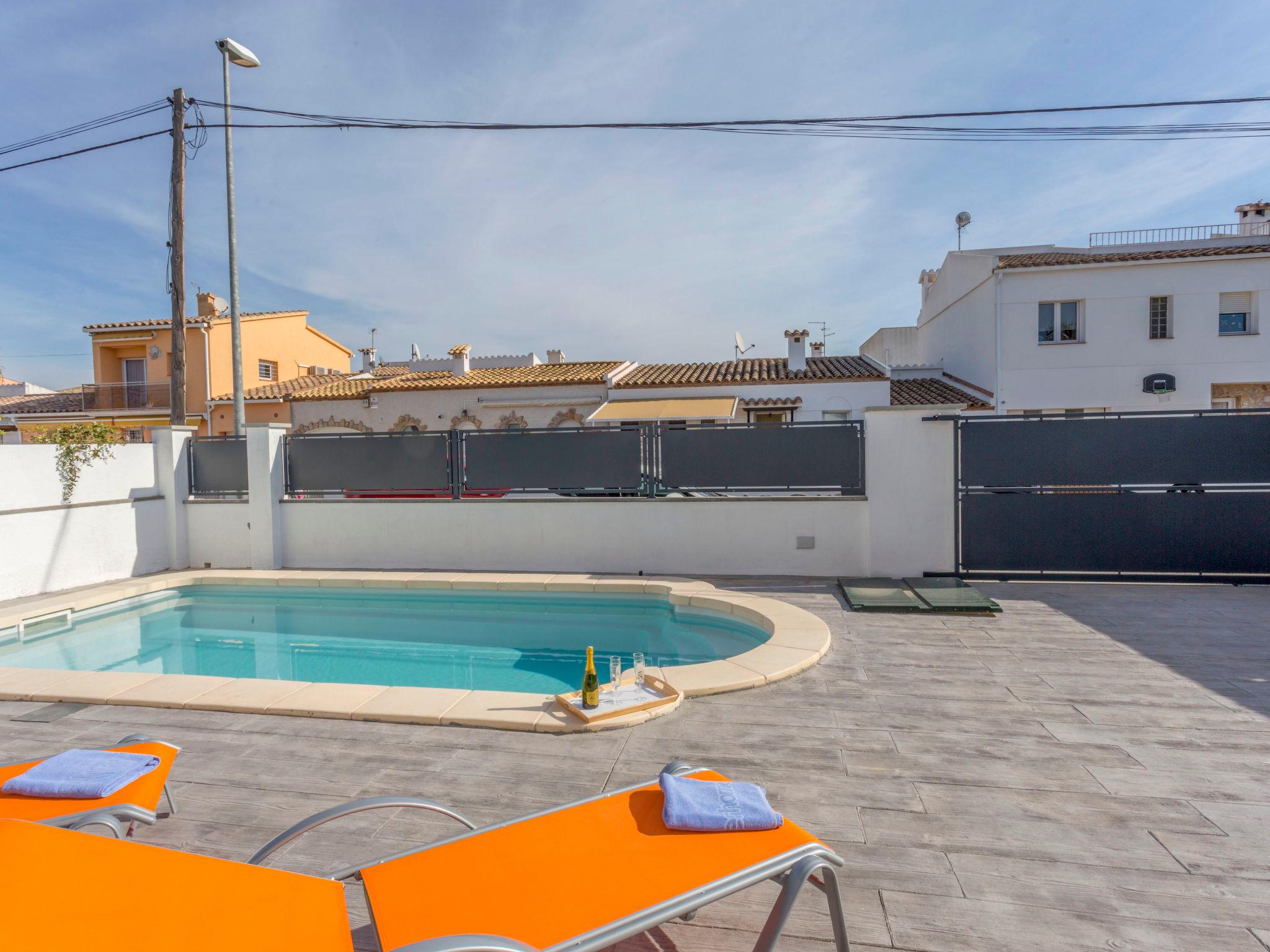 Foto 25 - Casa con 3 camere da letto a Castelló d'Empúries con piscina privata e giardino