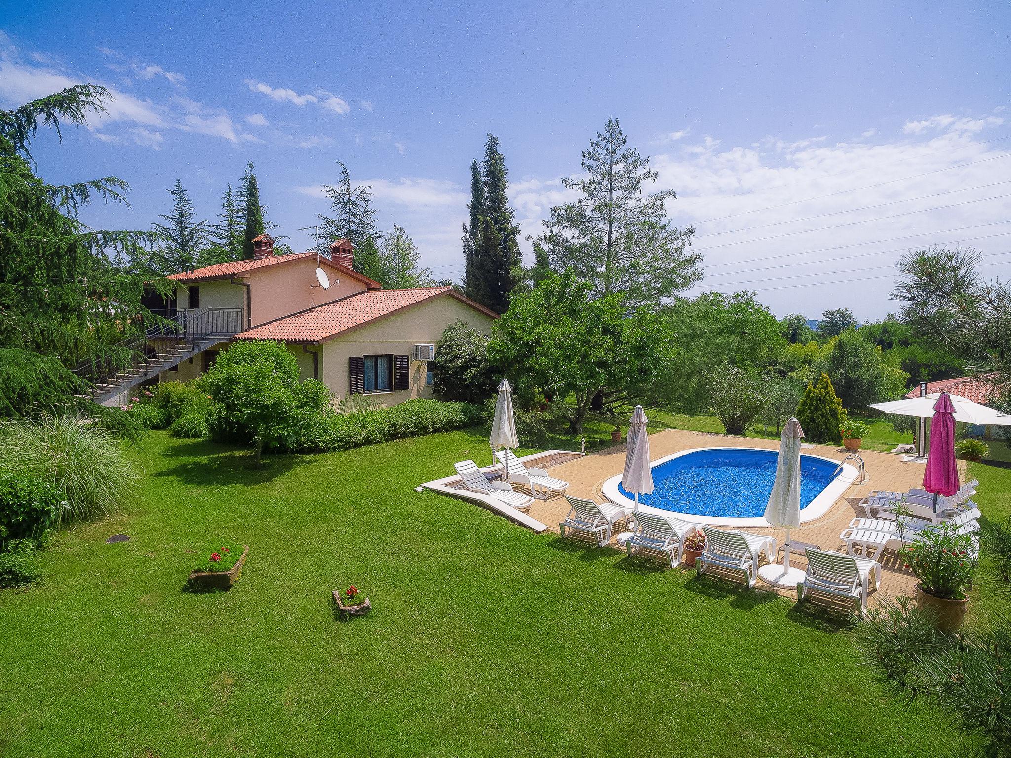 Foto 1 - Appartamento con 2 camere da letto a Labin con piscina e vista mare