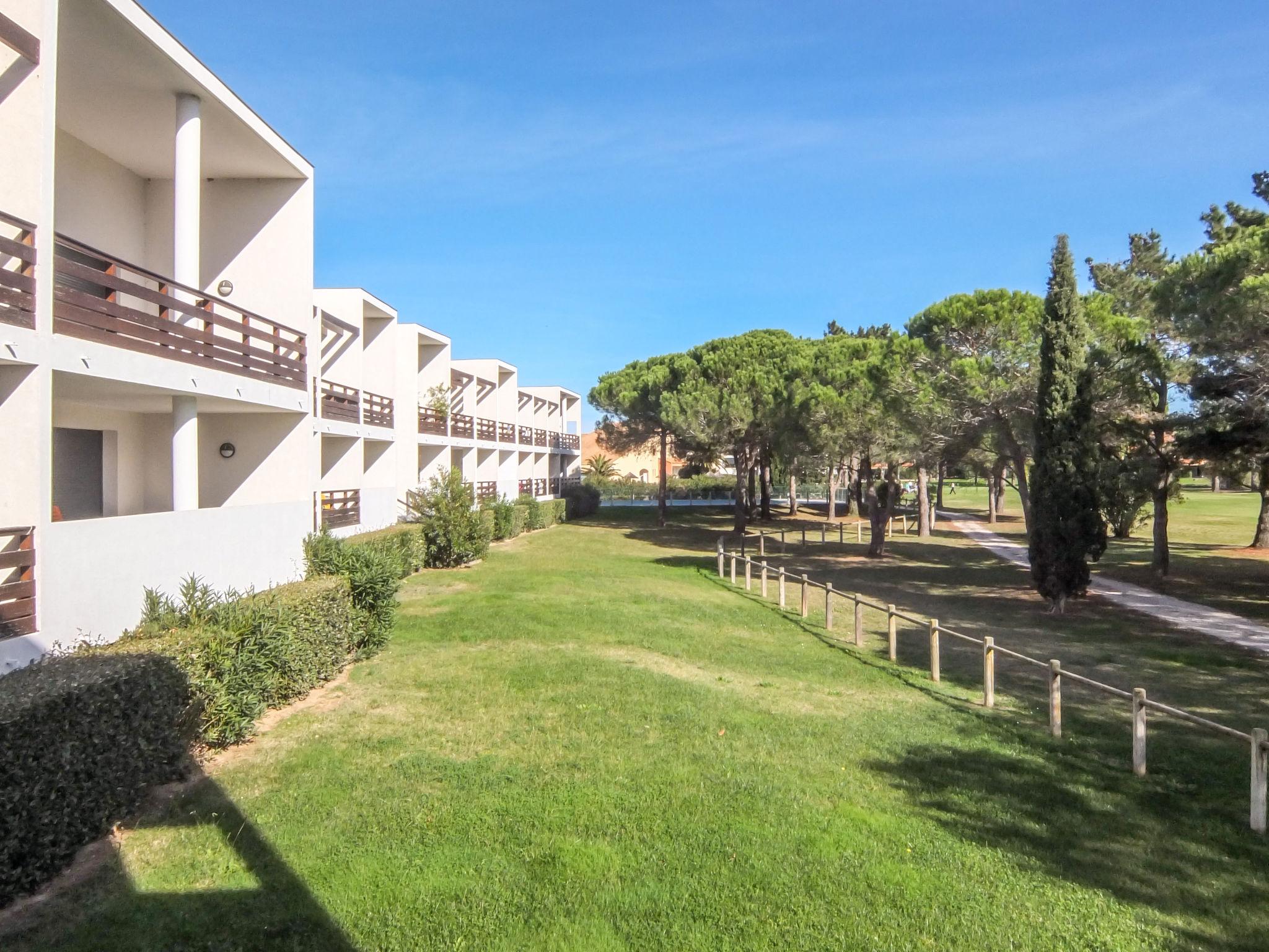 Foto 20 - Appartamento con 1 camera da letto a Saint-Cyprien con piscina e vista mare