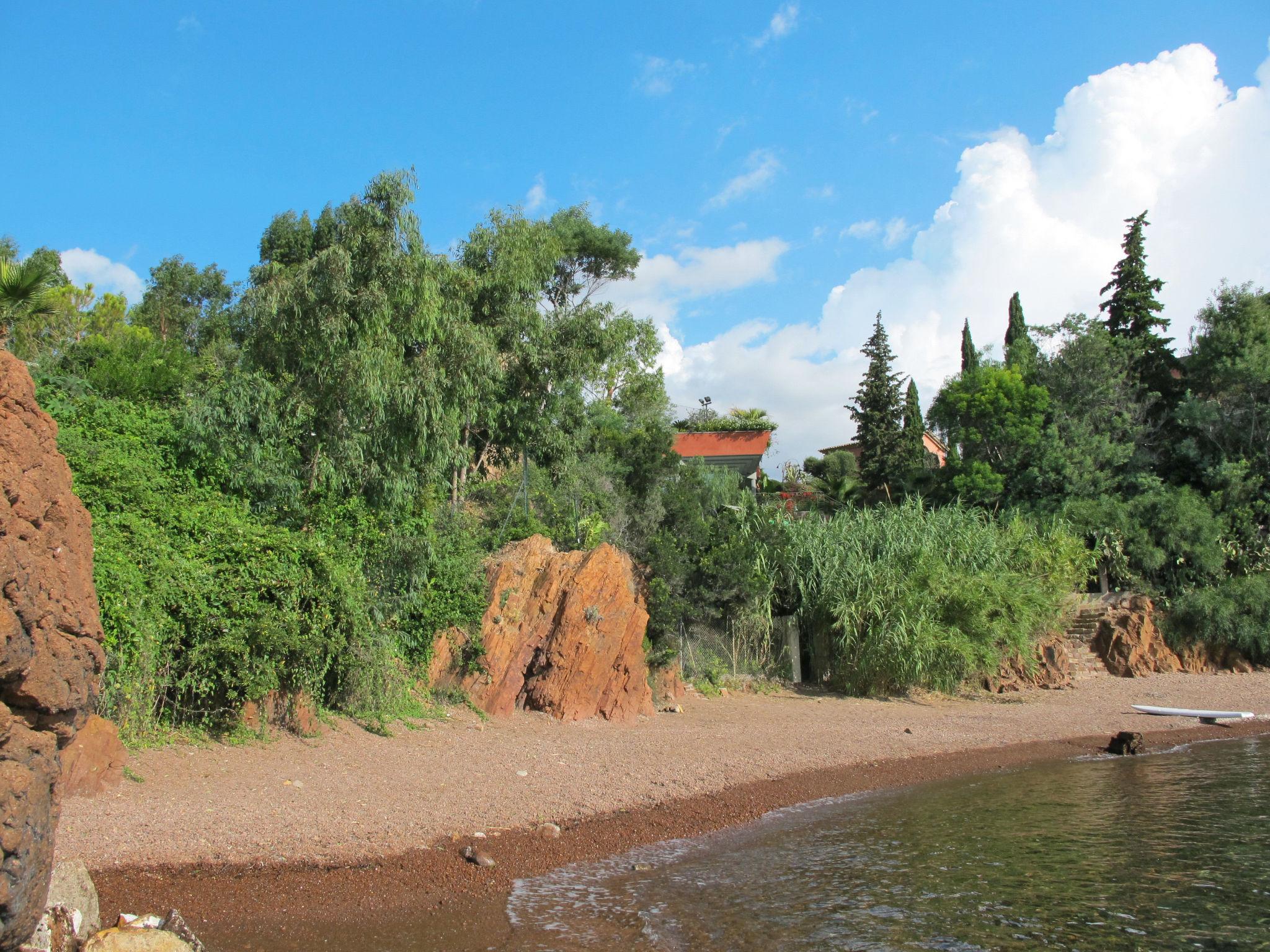 Photo 33 - 3 bedroom House in Saint-Raphaël with private pool and sea view