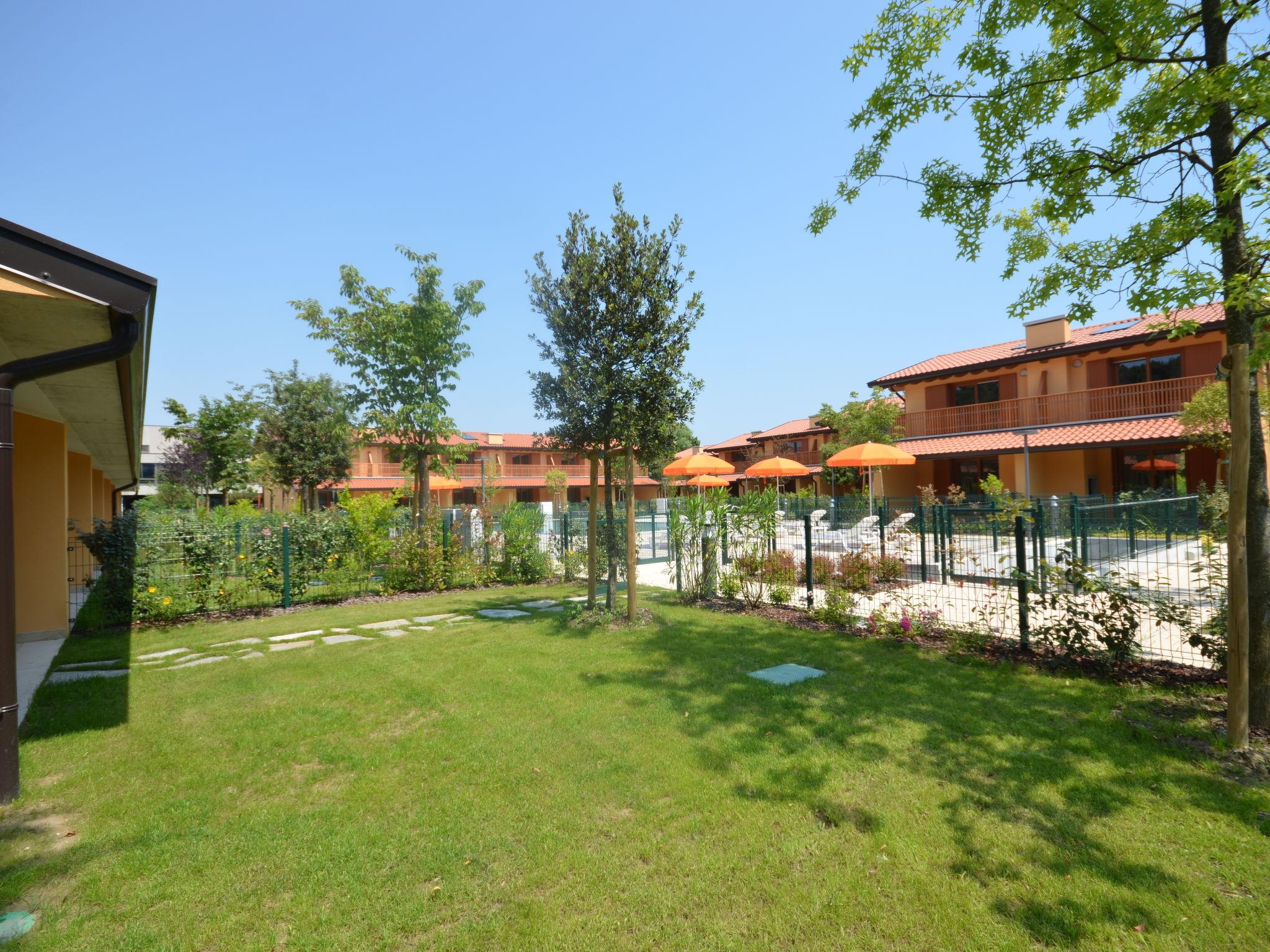 Photo 32 - Maison de 2 chambres à Lignano Sabbiadoro avec piscine et vues à la mer