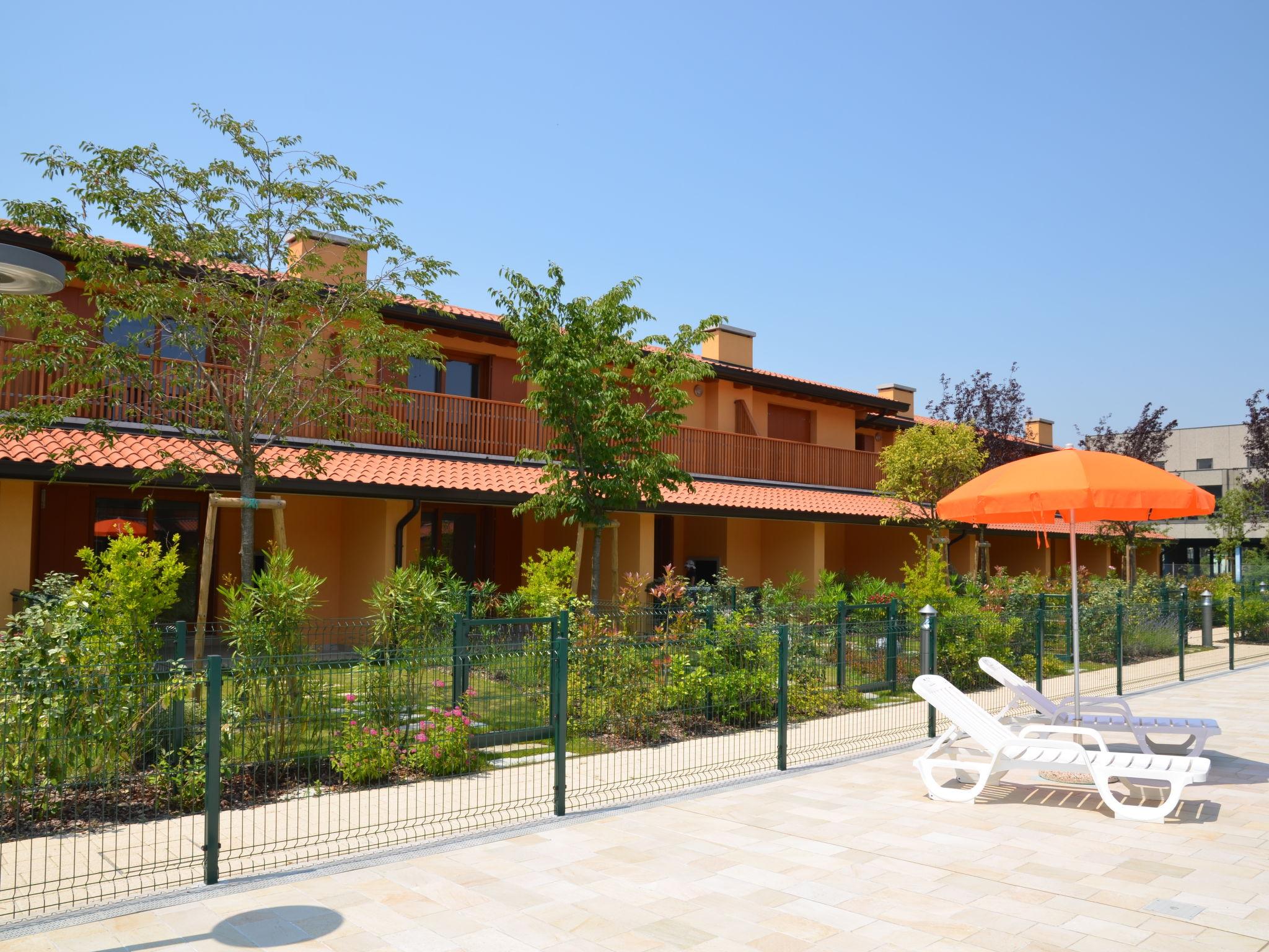 Photo 27 - Maison de 2 chambres à Lignano Sabbiadoro avec piscine et jardin