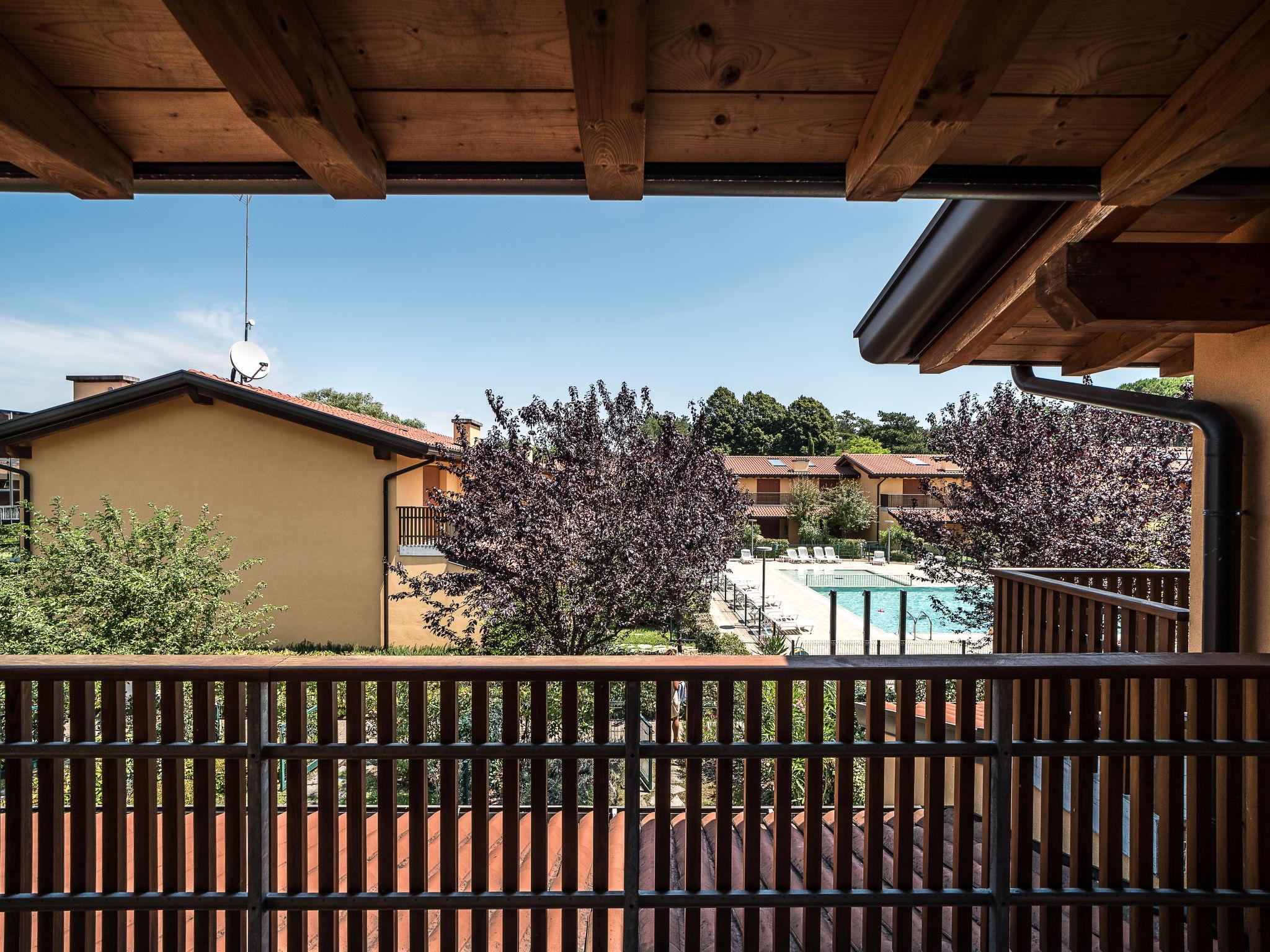 Photo 4 - Maison de 2 chambres à Lignano Sabbiadoro avec piscine et vues à la mer