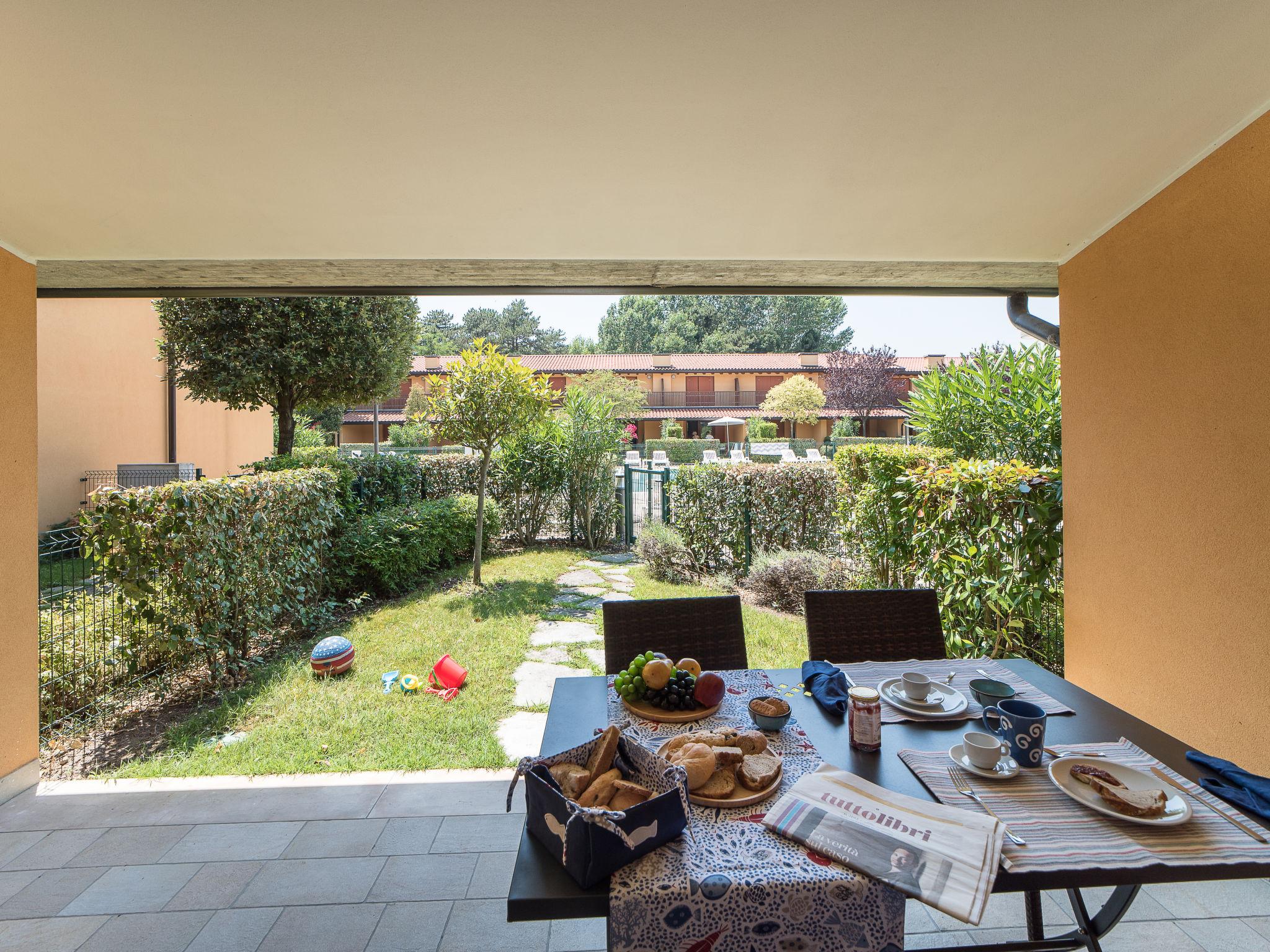 Foto 3 - Casa de 2 habitaciones en Lignano Sabbiadoro con piscina y jardín