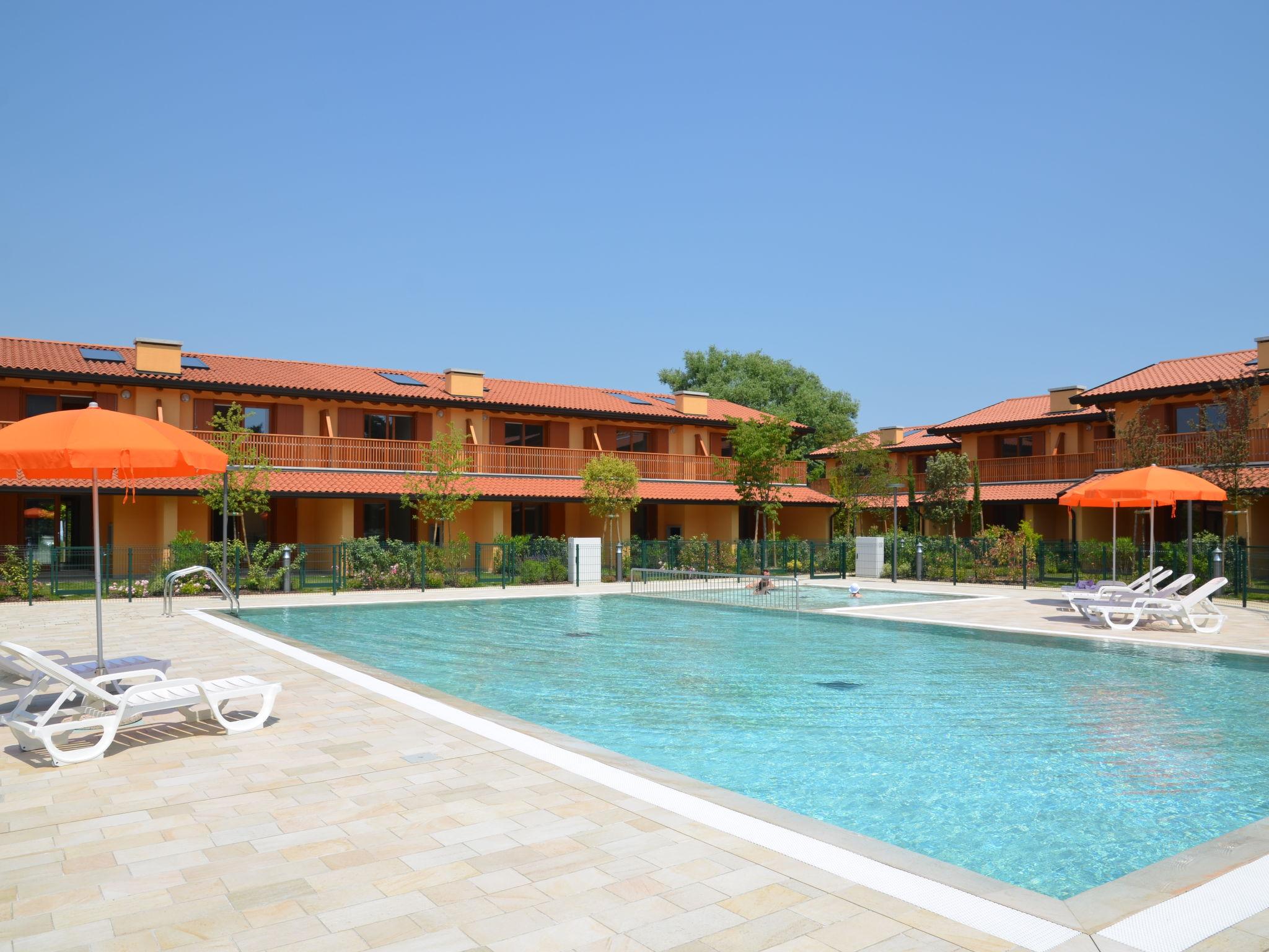 Photo 1 - Maison de 2 chambres à Lignano Sabbiadoro avec piscine et jardin