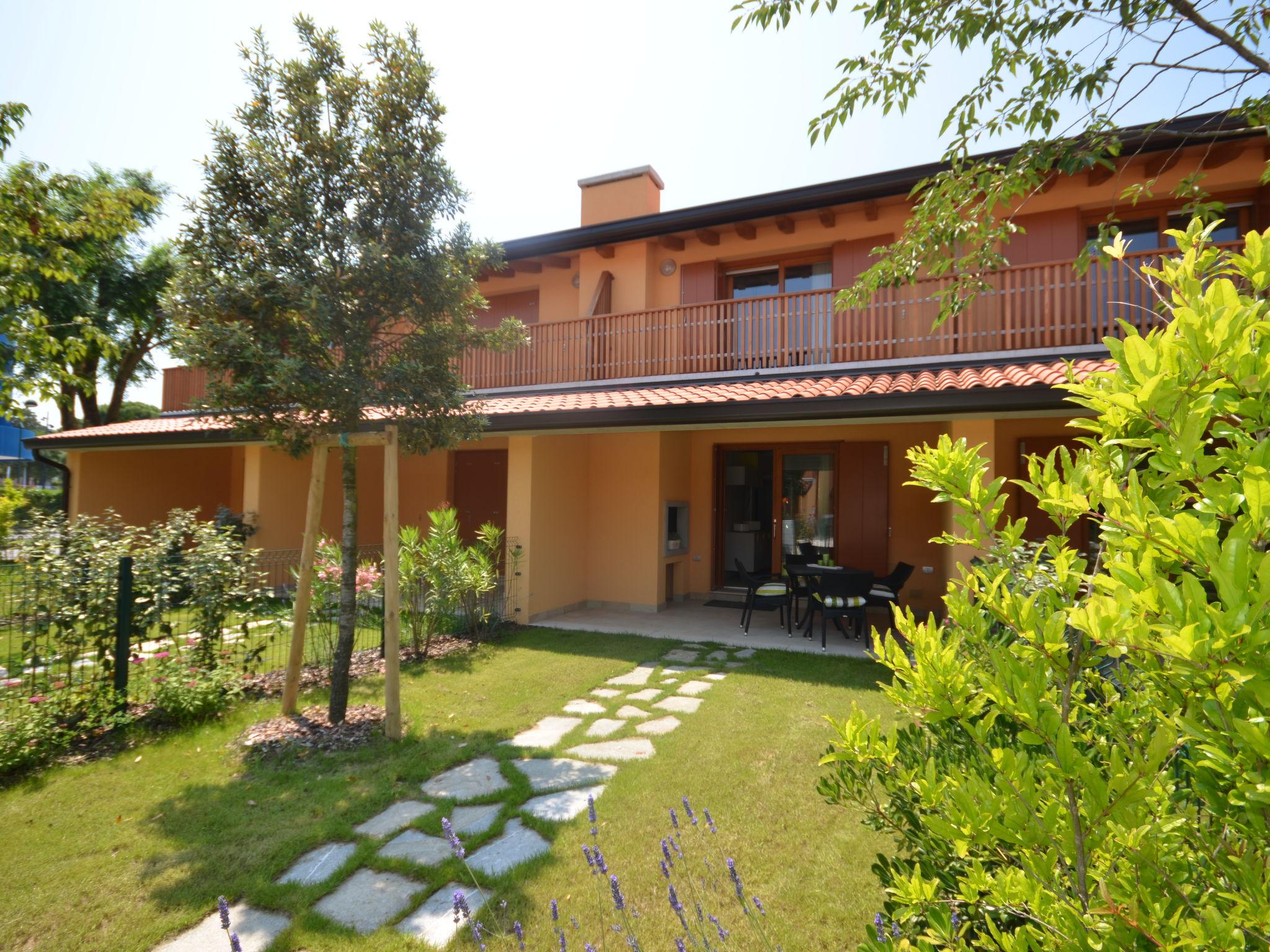 Photo 23 - Maison de 2 chambres à Lignano Sabbiadoro avec piscine et jardin