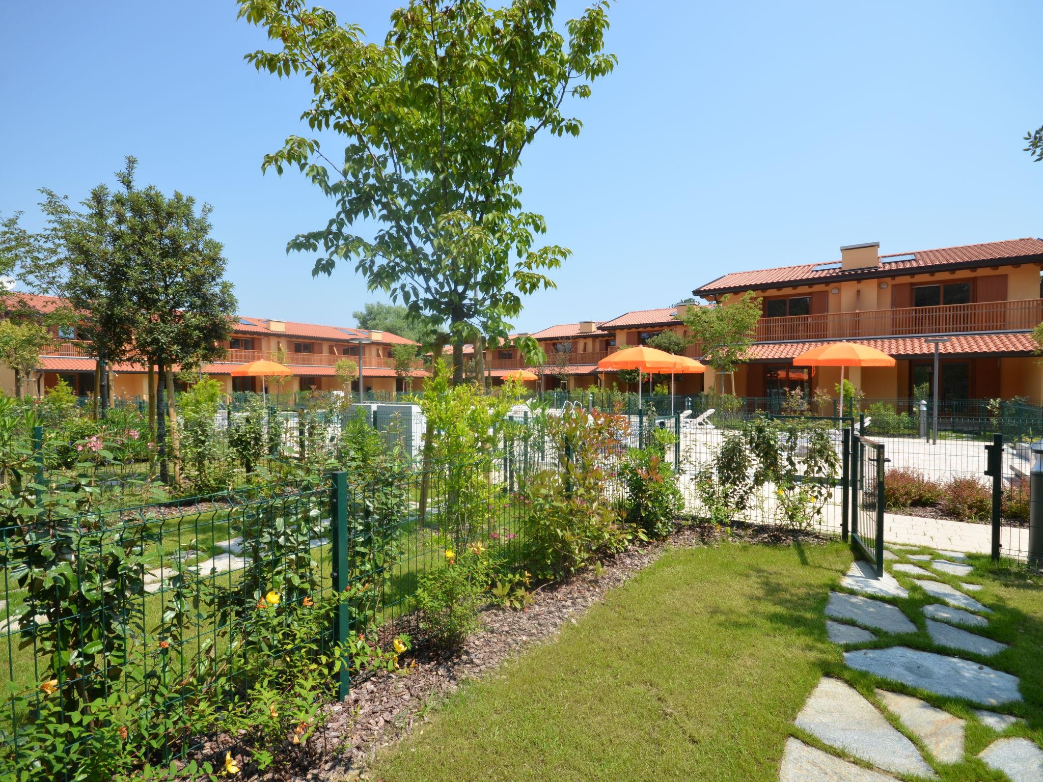 Photo 24 - Maison de 2 chambres à Lignano Sabbiadoro avec piscine et vues à la mer