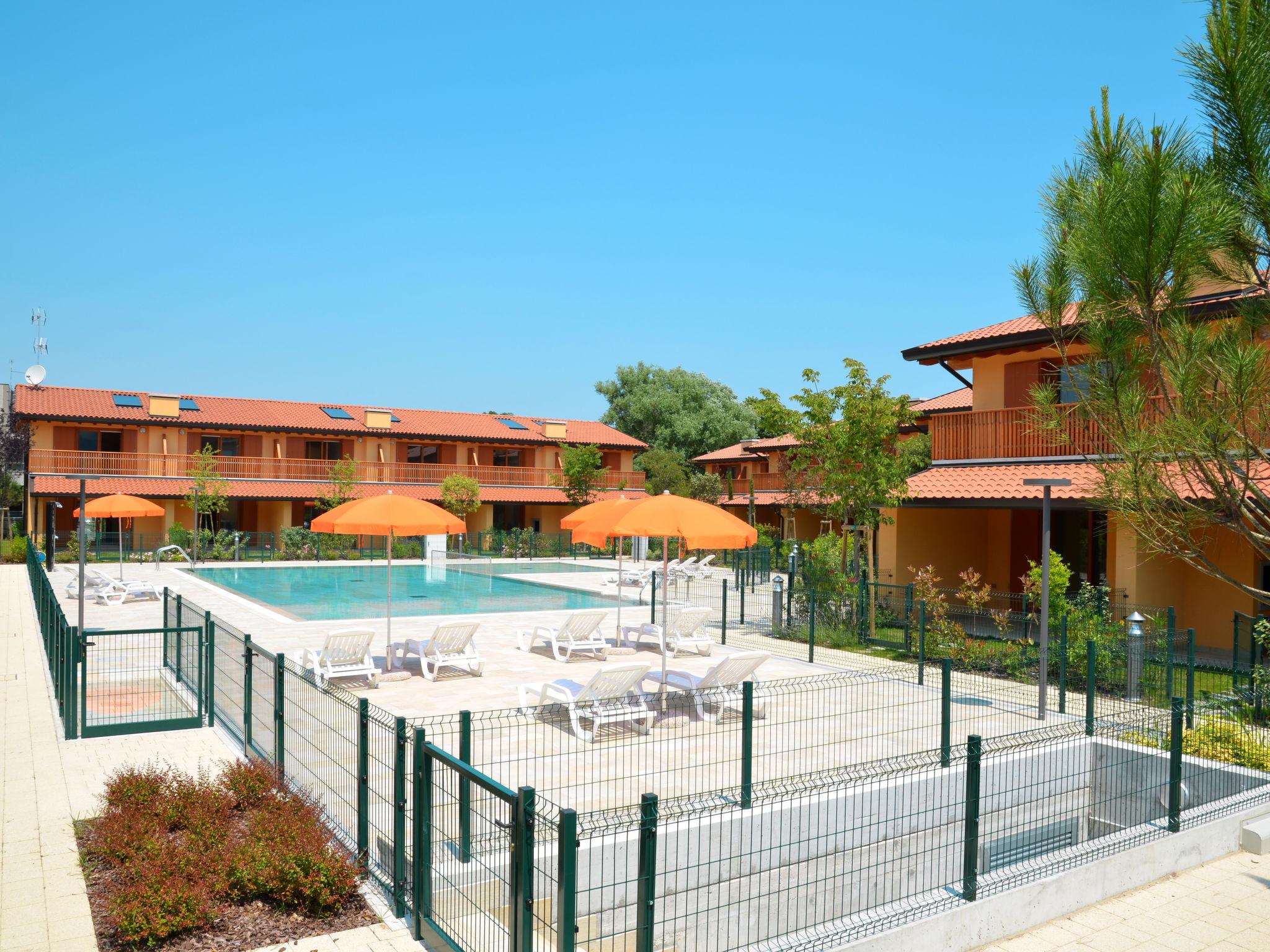 Photo 30 - Maison de 2 chambres à Lignano Sabbiadoro avec piscine et vues à la mer