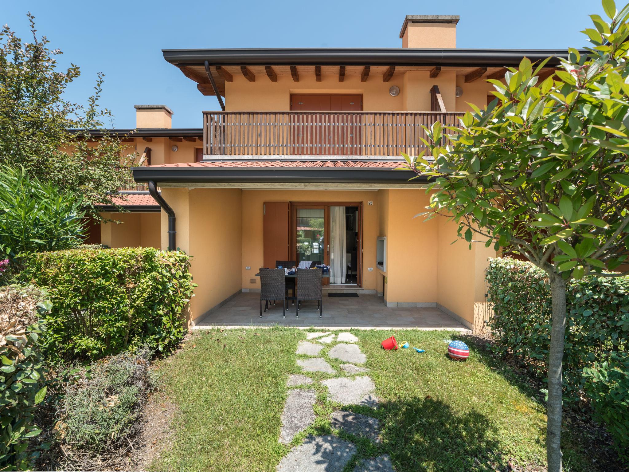 Photo 2 - Maison de 2 chambres à Lignano Sabbiadoro avec piscine et vues à la mer