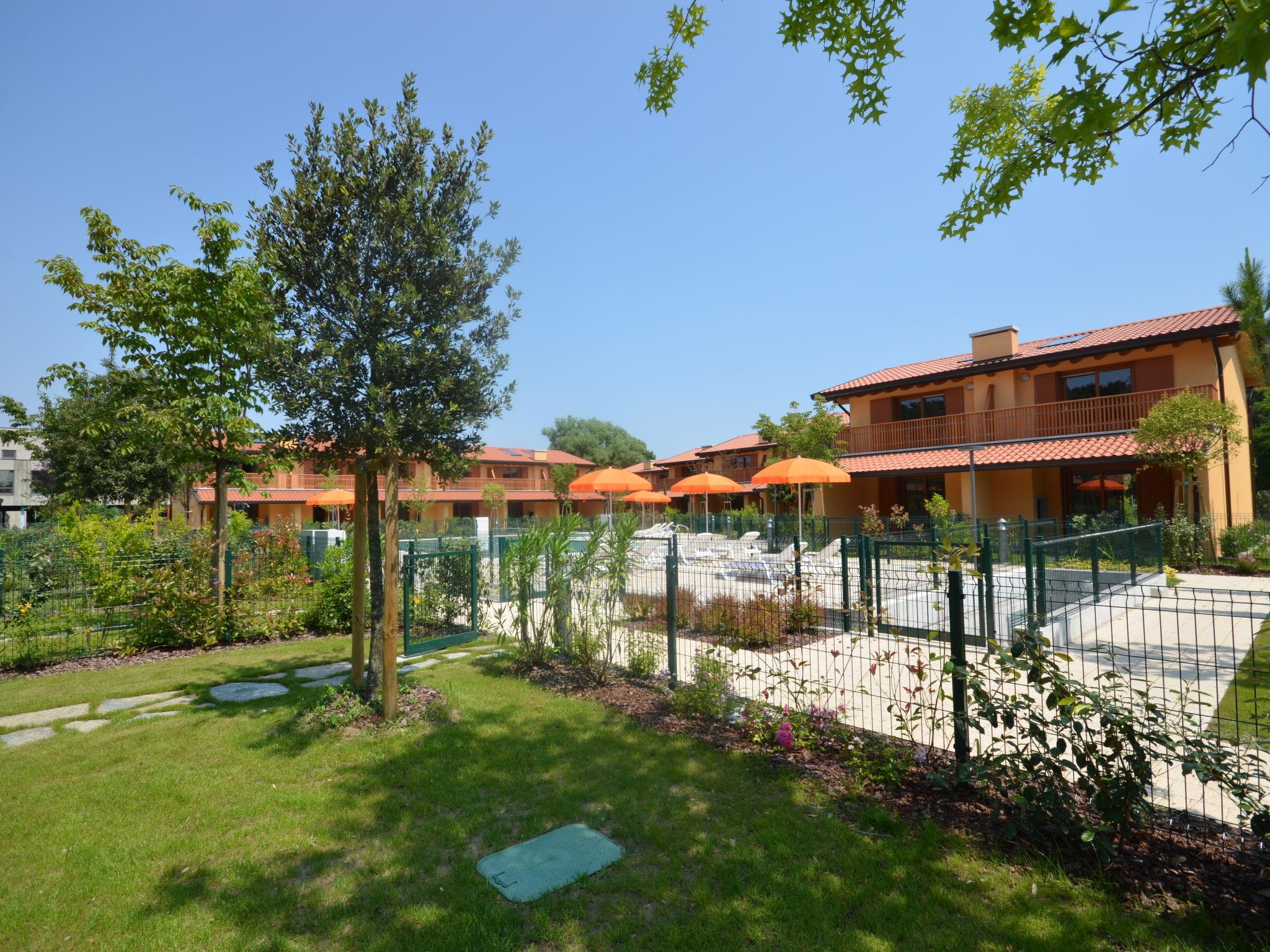 Foto 28 - Casa con 2 camere da letto a Lignano Sabbiadoro con piscina e vista mare