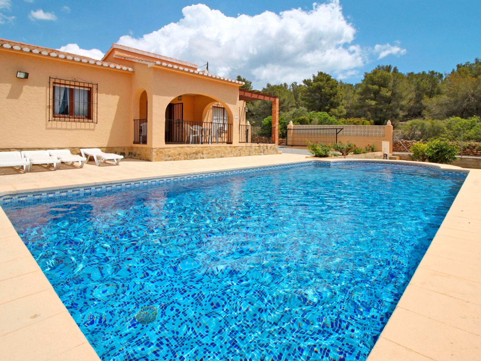 Foto 1 - Casa de 3 quartos em Calp com piscina privada e vistas do mar