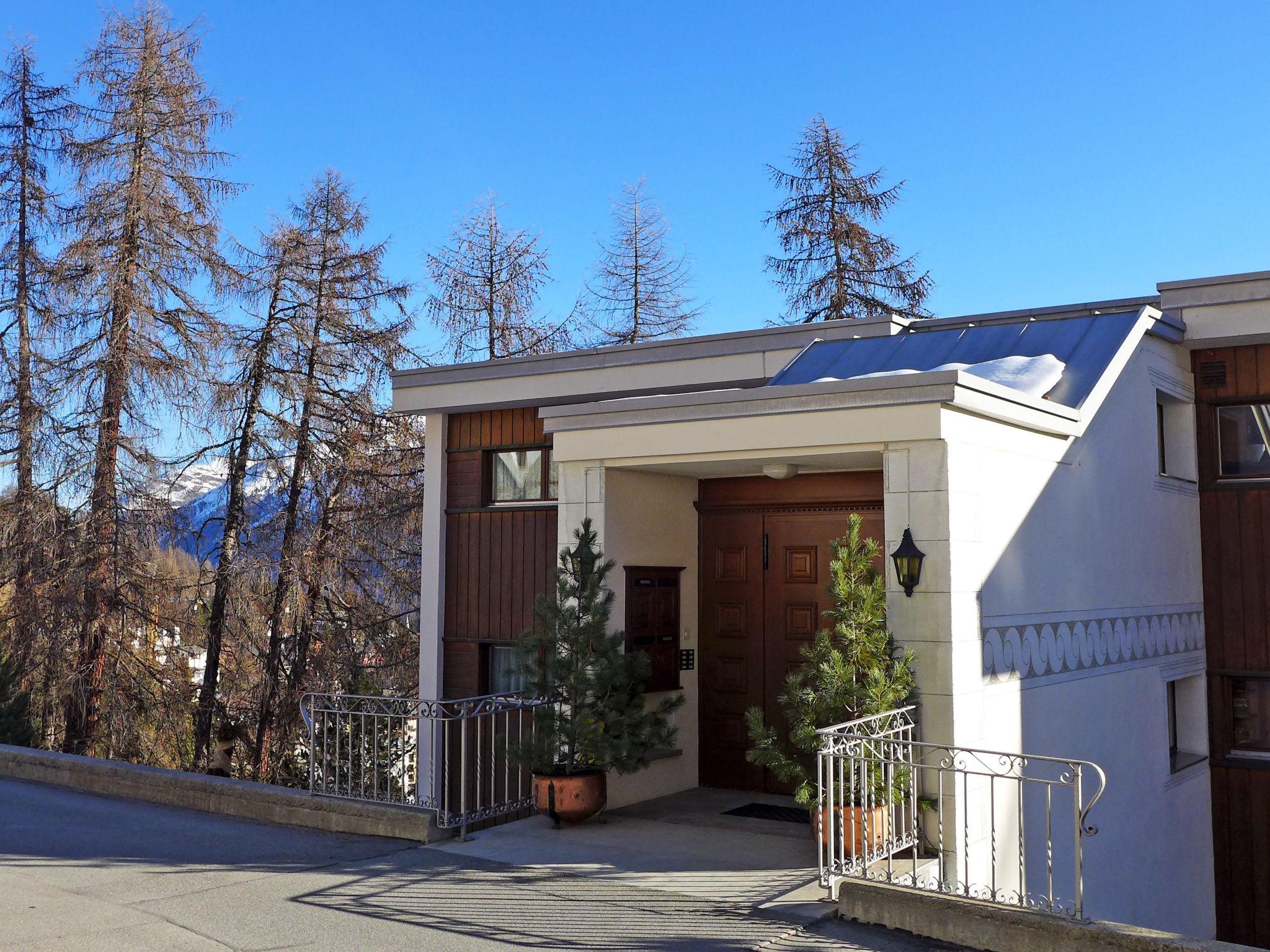 Foto 5 - Appartamento con 2 camere da letto a Sankt Moritz con giardino