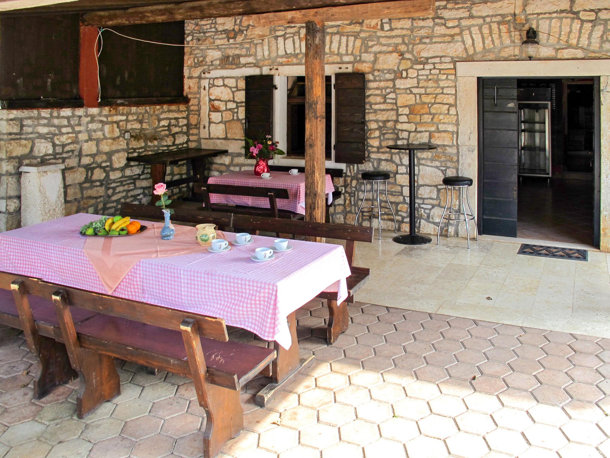 Photo 7 - Maison de 6 chambres à Višnjan avec piscine privée et vues à la mer