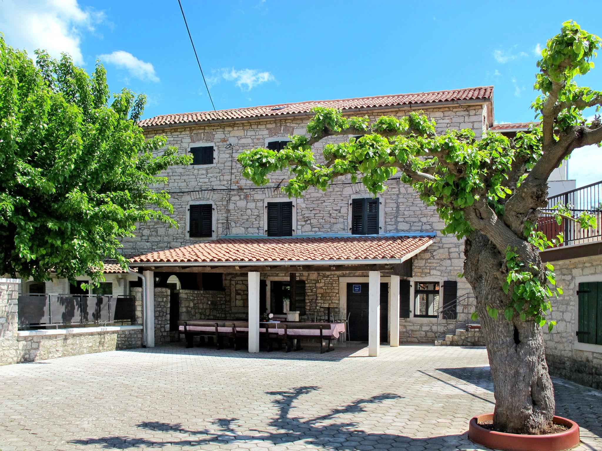 Foto 2 - Haus mit 6 Schlafzimmern in Višnjan mit privater pool und blick aufs meer