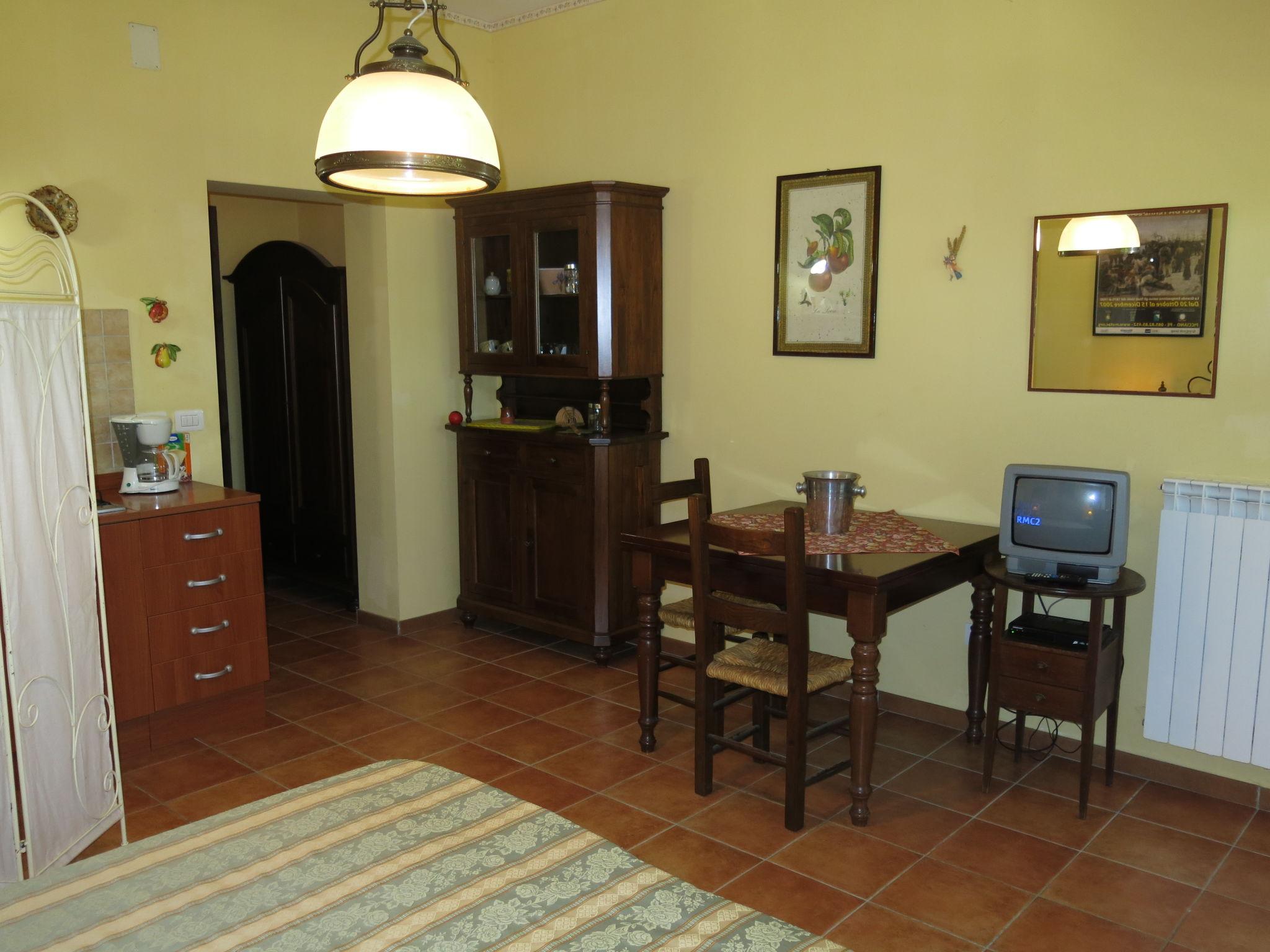 Photo 8 - 1 bedroom Apartment in Collecorvino with swimming pool and garden
