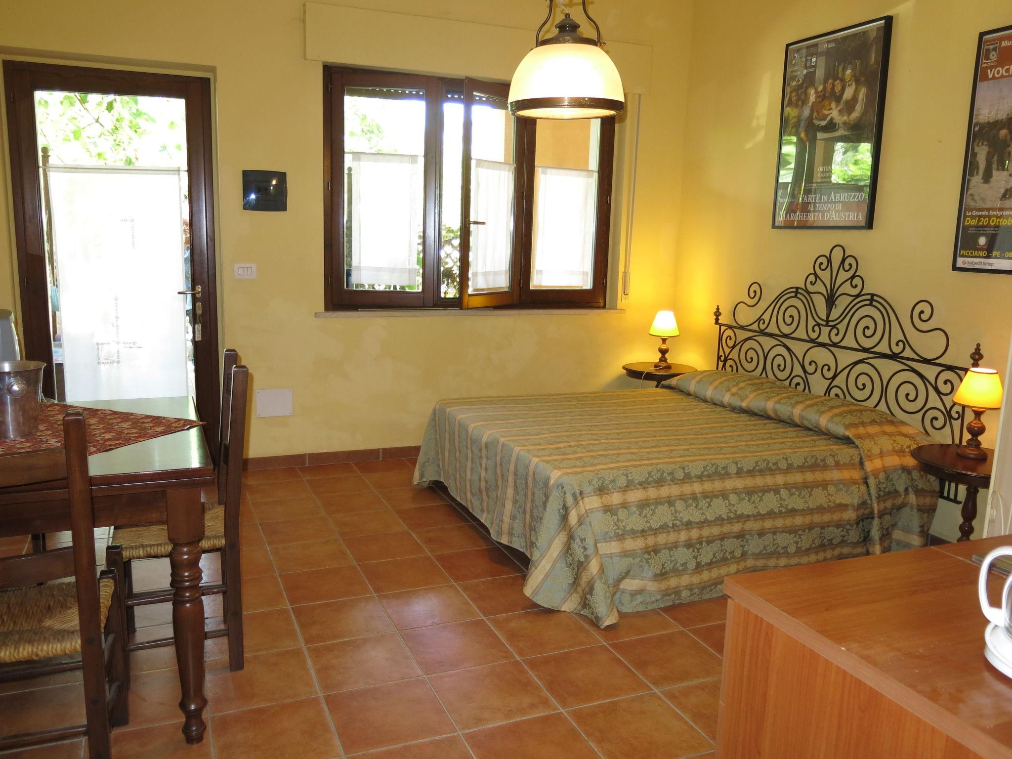 Photo 6 - 1 bedroom Apartment in Collecorvino with swimming pool and garden