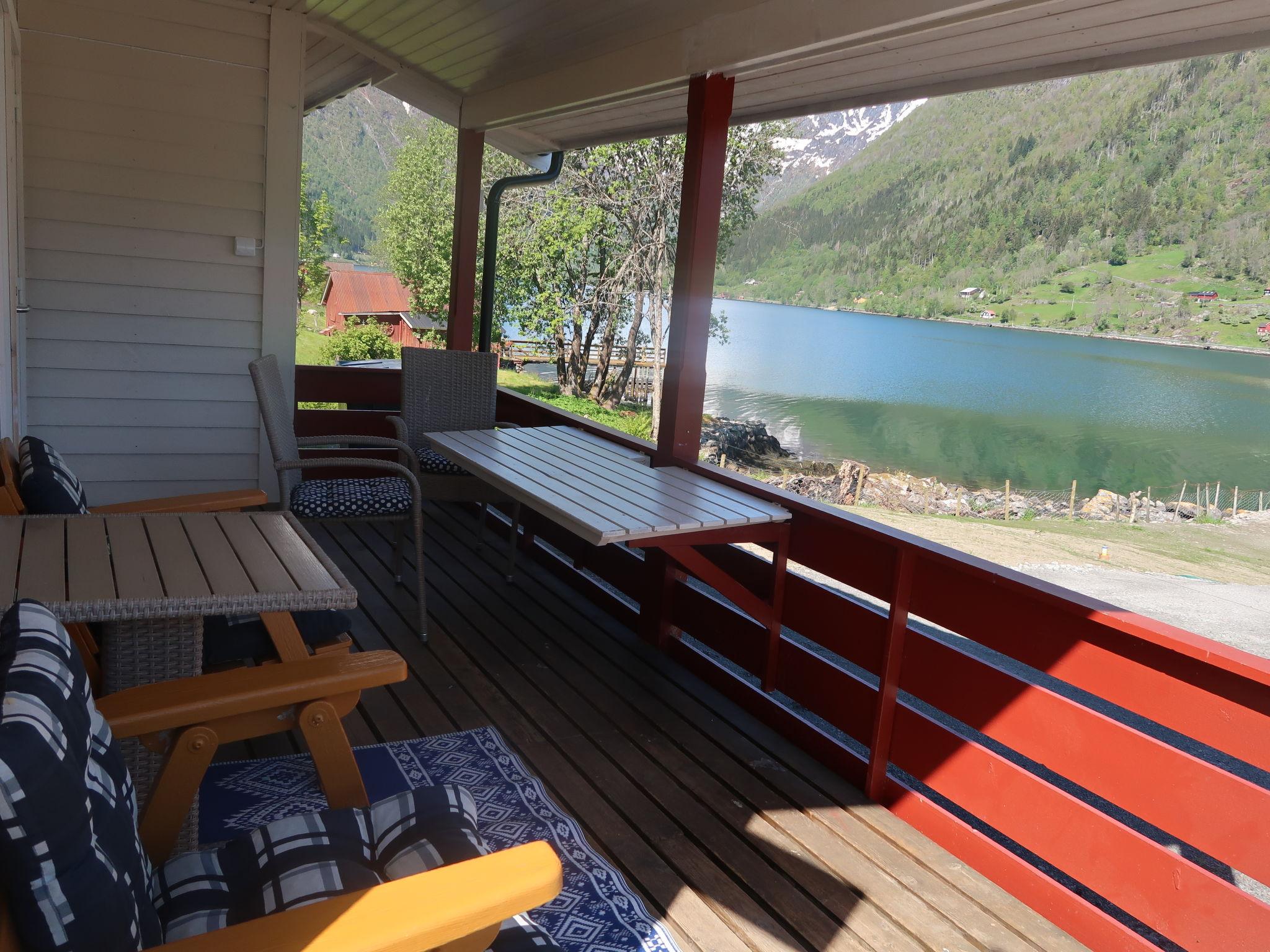 Foto 6 - Casa de 2 habitaciones en Balestrand con jardín y terraza