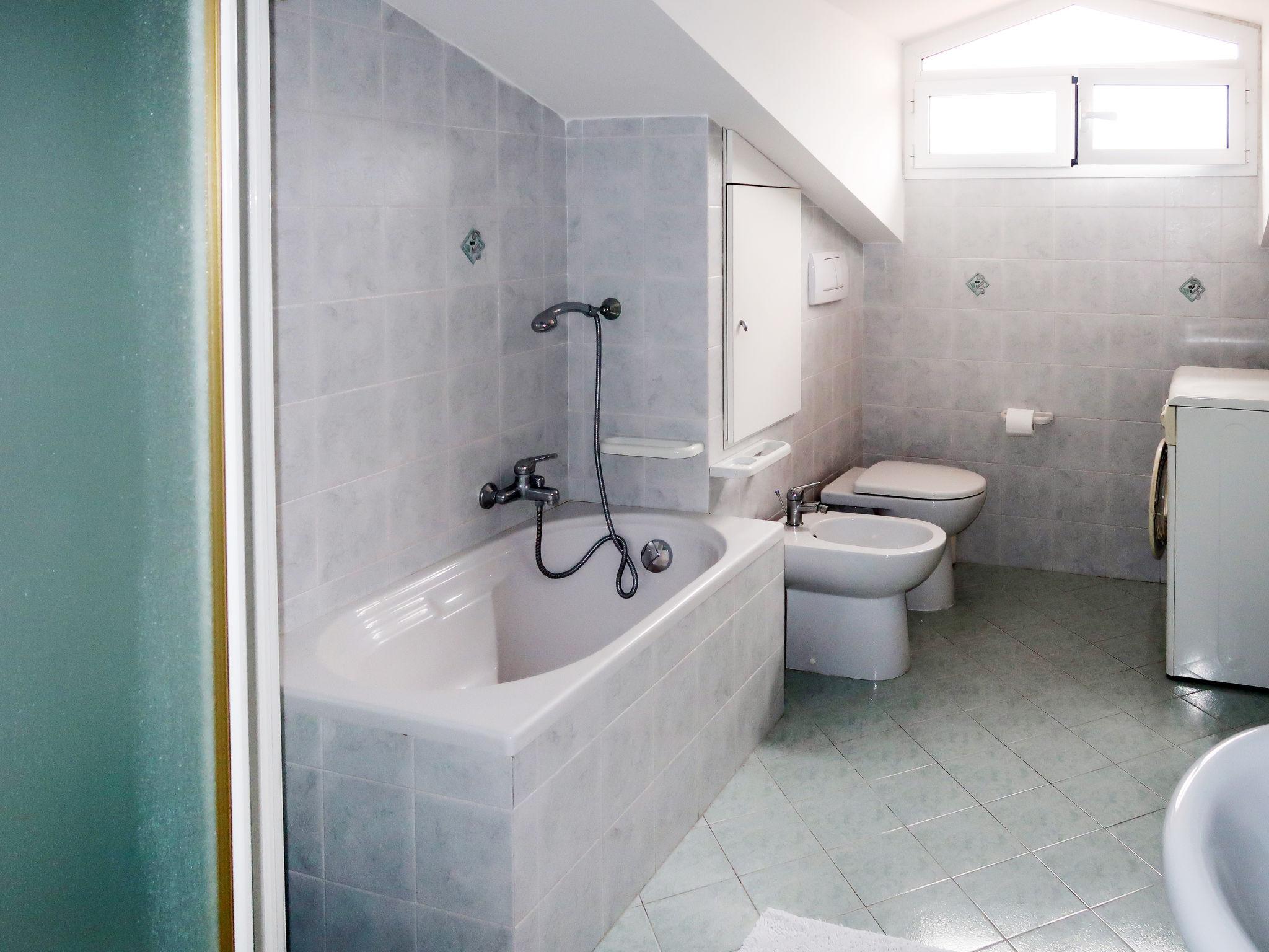 Foto 10 - Apartment mit 1 Schlafzimmer in Diano Castello mit schwimmbad und blick aufs meer