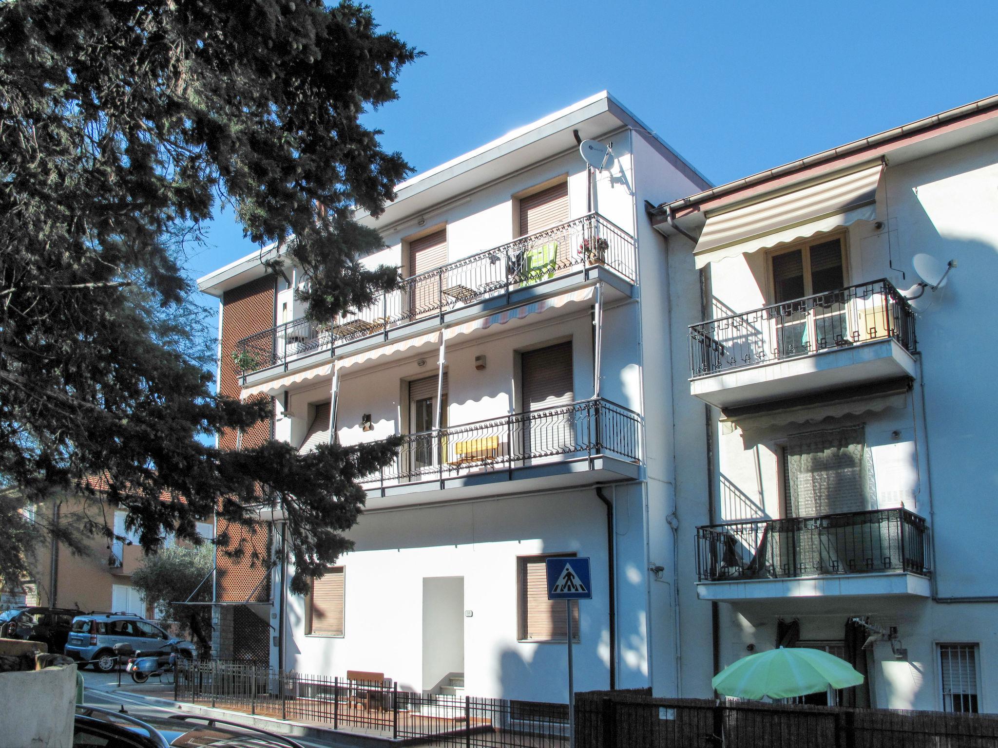 Foto 5 - Apartamento de 3 quartos em San Lorenzo al Mare com terraço e vistas do mar