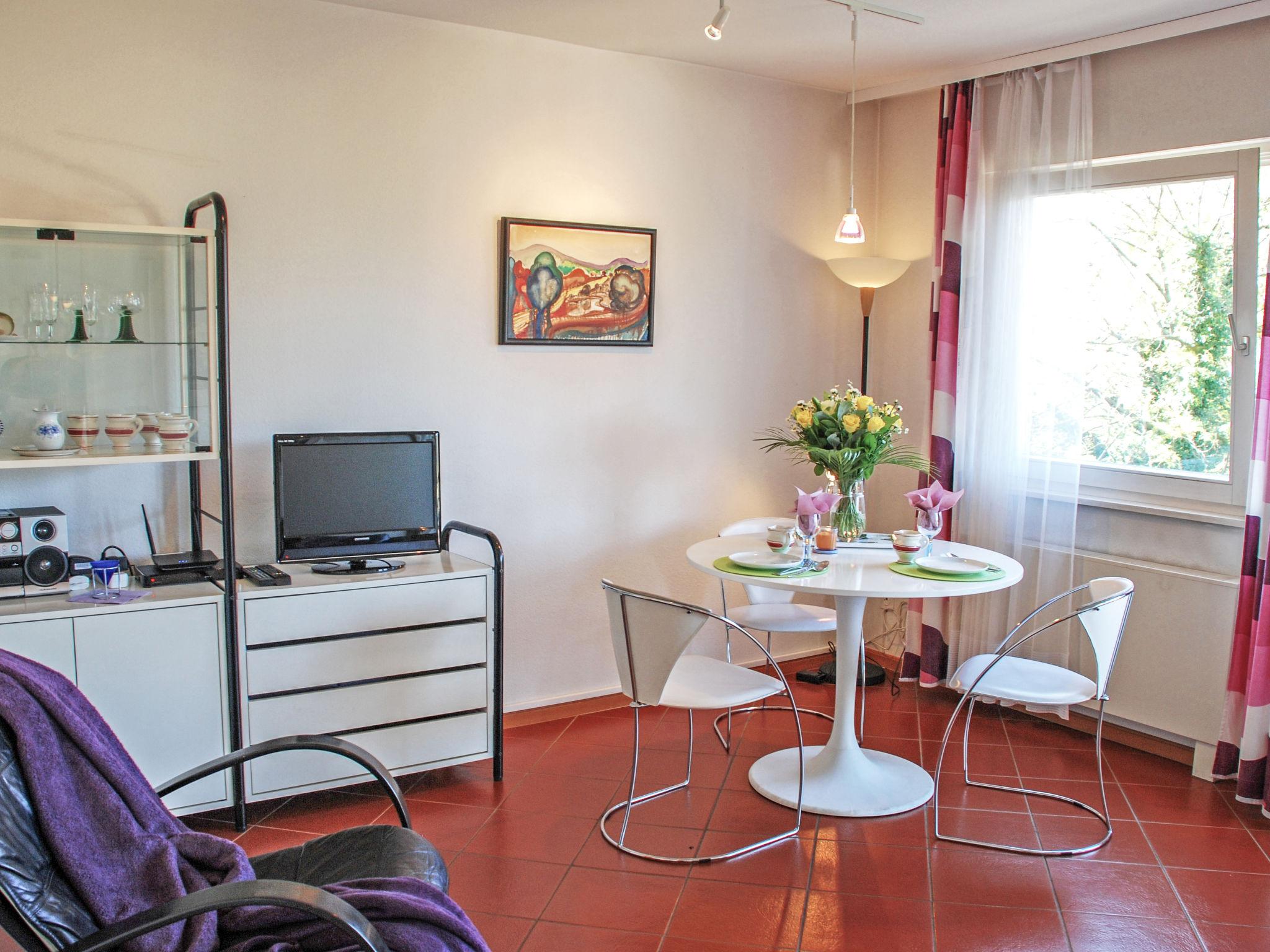 Foto 3 - Apartment mit 1 Schlafzimmer in Collina d'Oro mit blick auf die berge