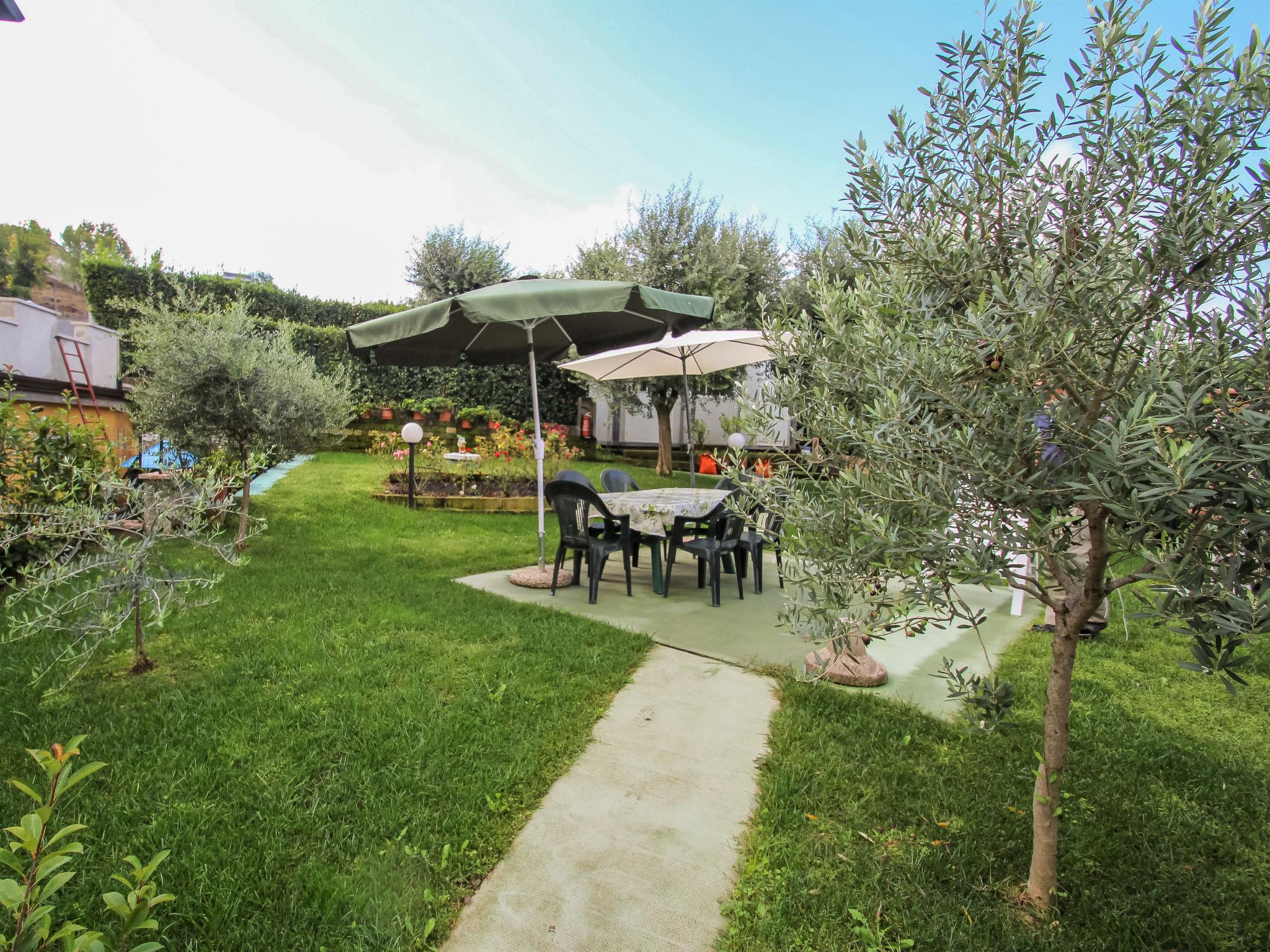 Photo 4 - 2 bedroom Apartment in Peschiera del Garda with garden