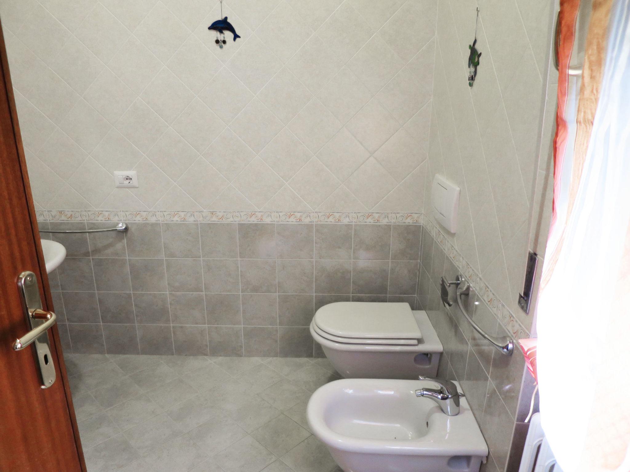 Photo 13 - 2 bedroom Apartment in Peschiera del Garda with garden