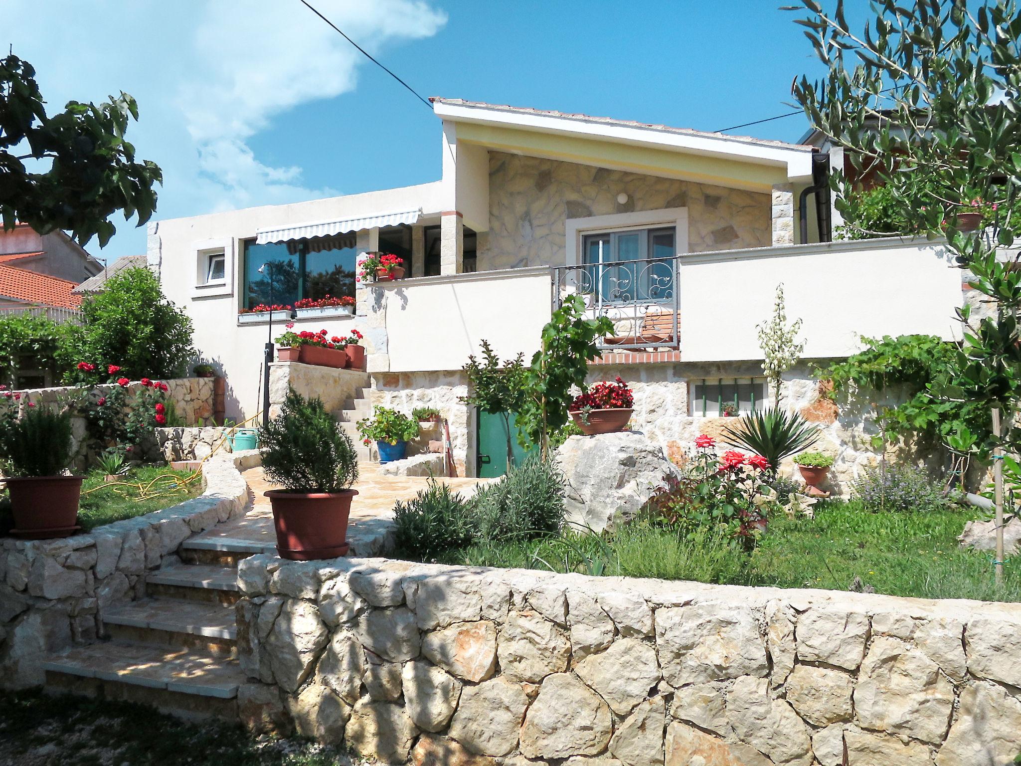 Photo 1 - Maison de 2 chambres à Posedarje avec jardin et terrasse