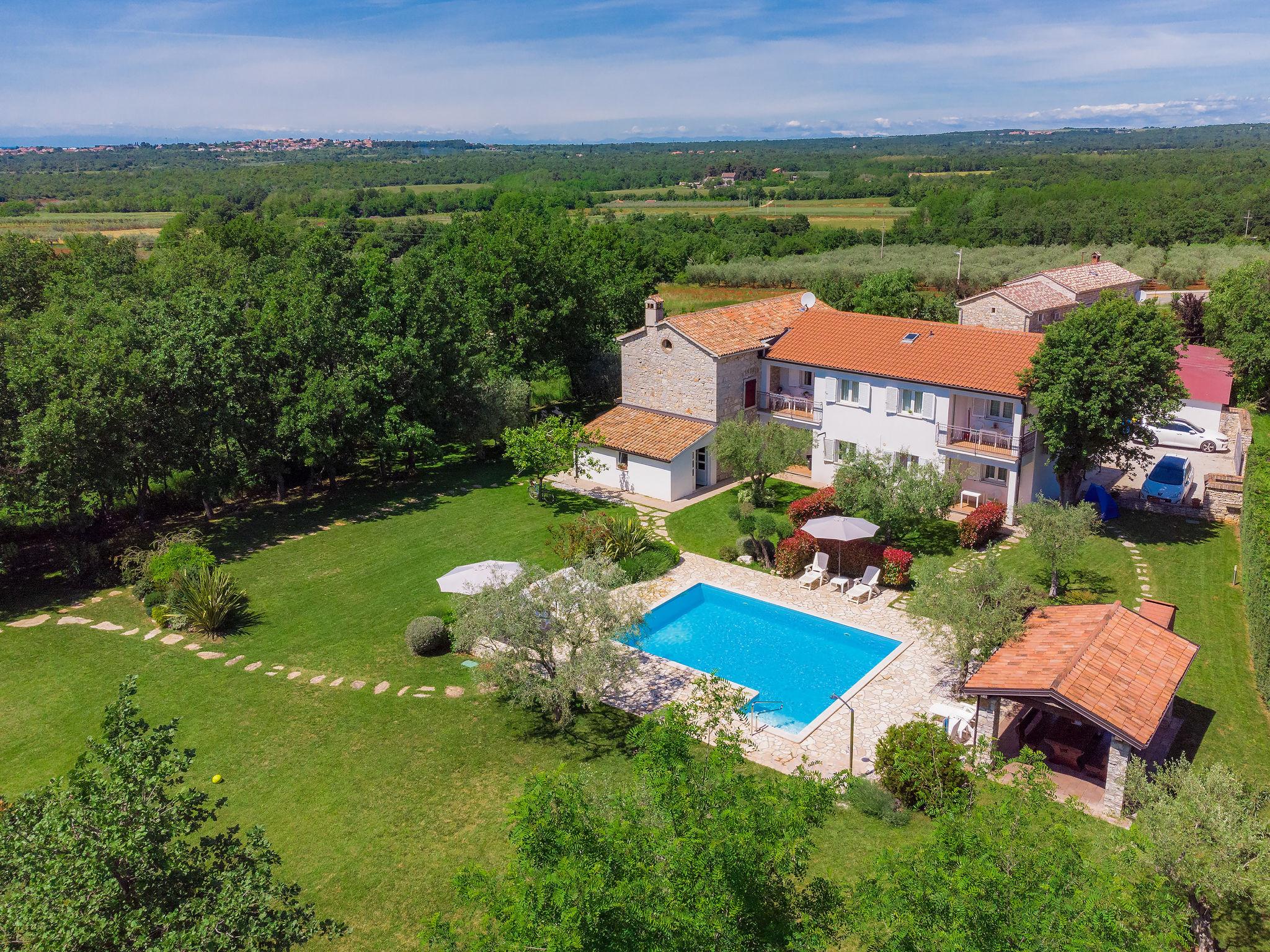 Photo 1 - Maison de 2 chambres à Tar-Vabriga avec piscine et jardin