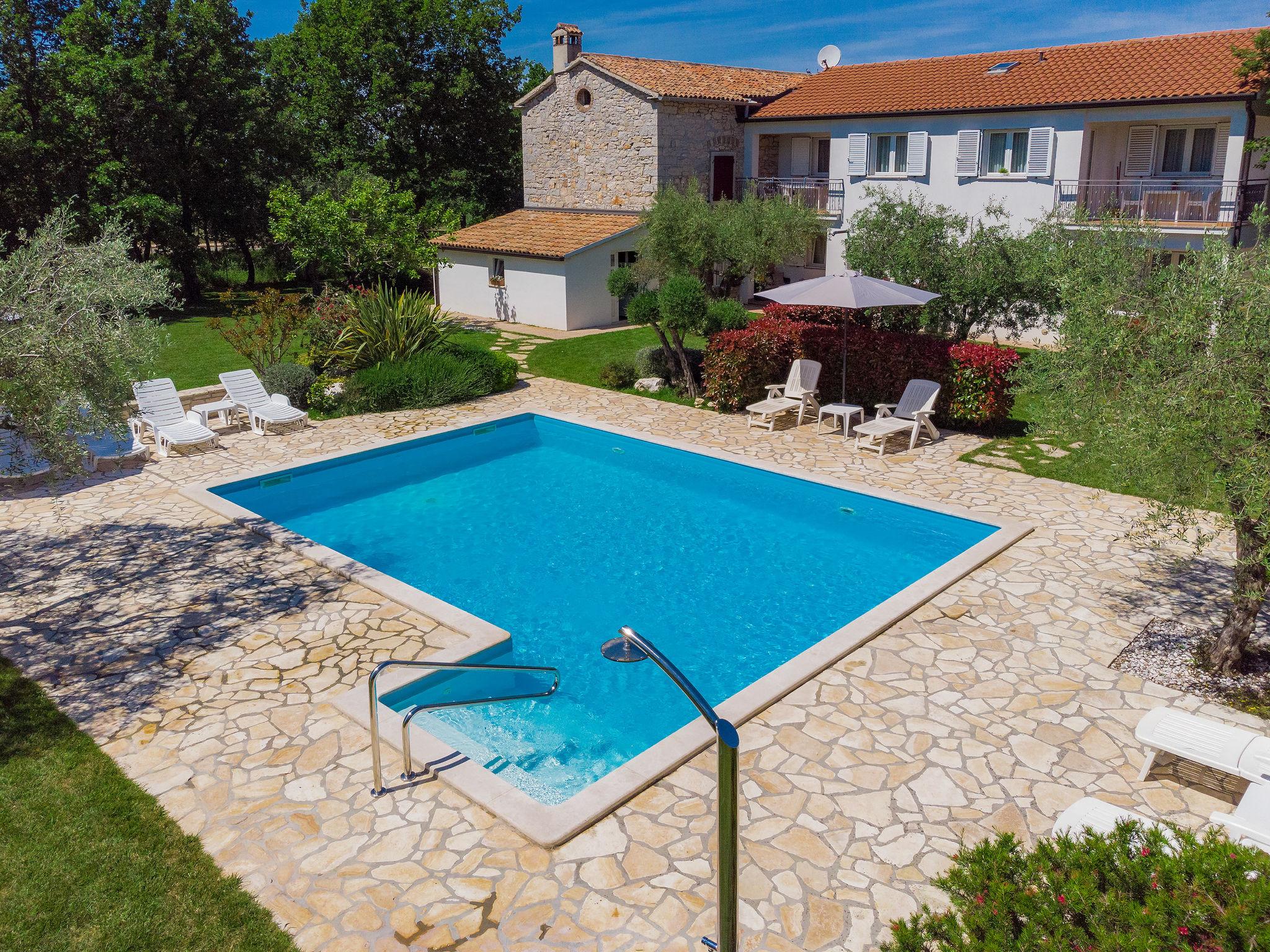 Photo 26 - Maison de 2 chambres à Tar-Vabriga avec piscine et jardin