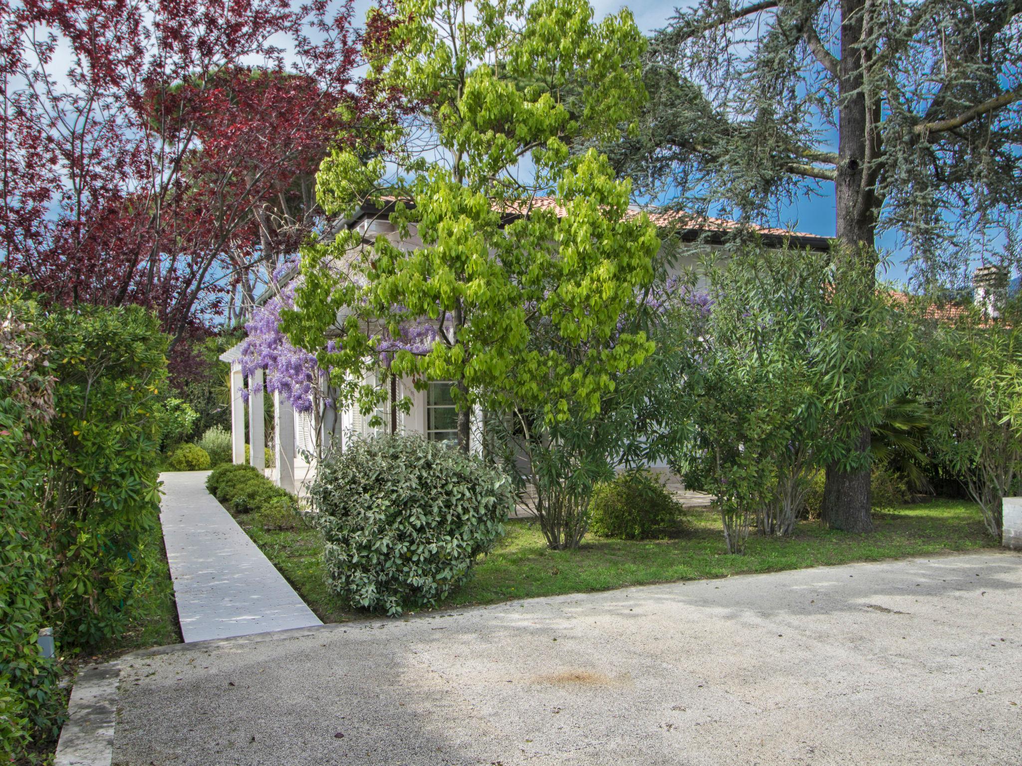 Foto 47 - Casa de 4 habitaciones en Forte dei Marmi con jardín y vistas al mar