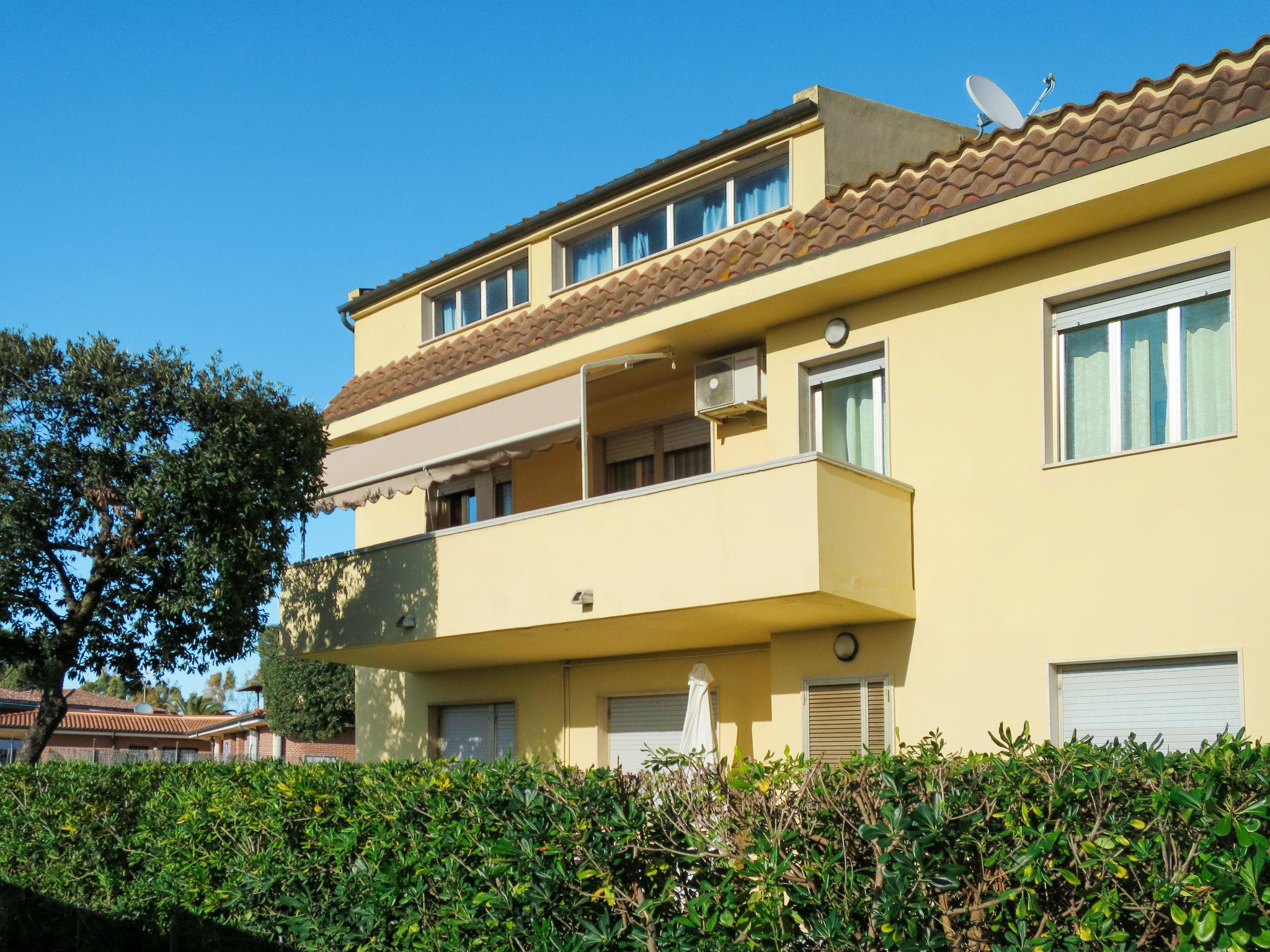 Foto 5 - Appartamento con 2 camere da letto a Cecina con piscina e vista mare