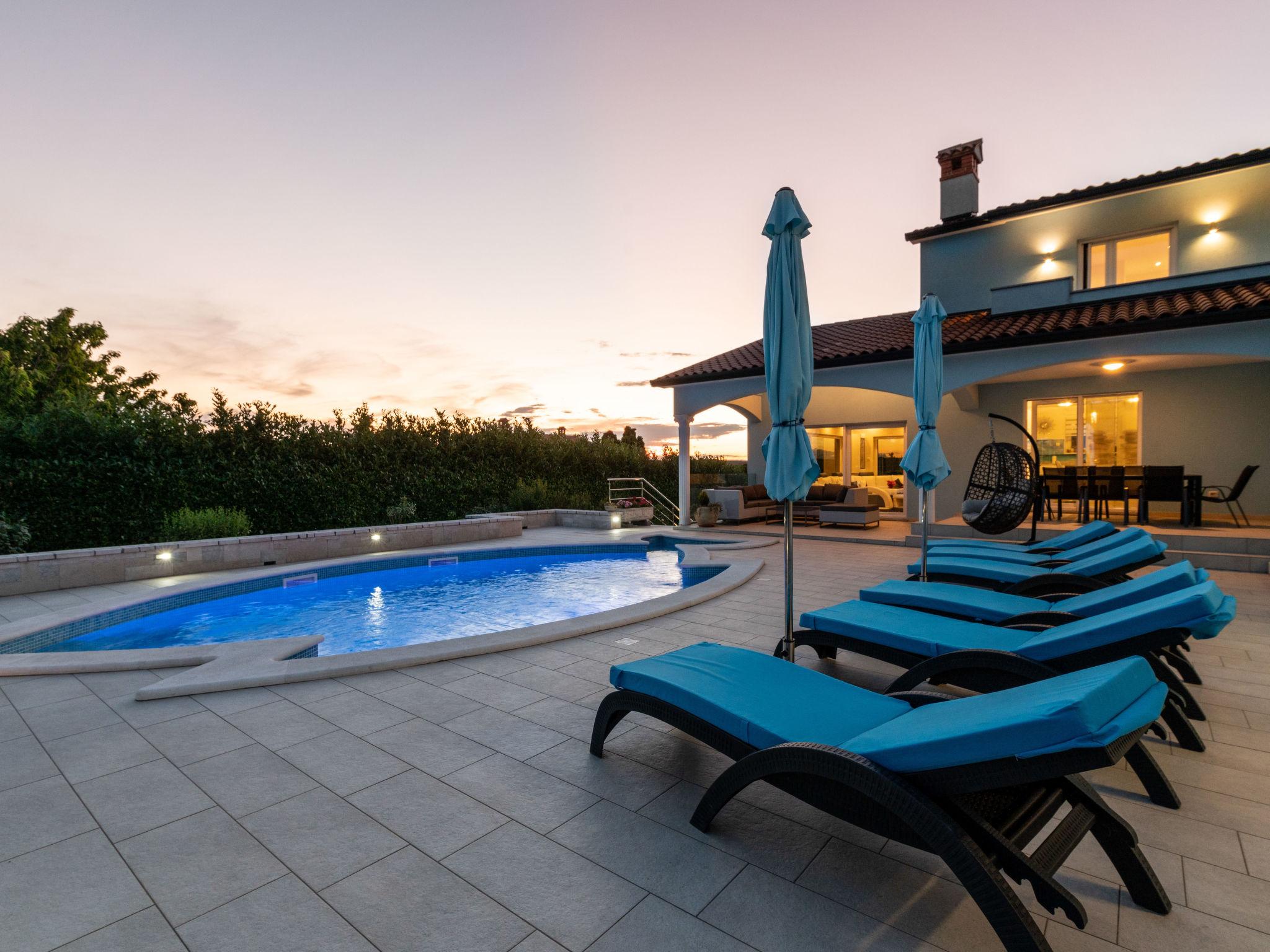 Foto 2 - Casa de 4 habitaciones en Labin con piscina privada y vistas al mar